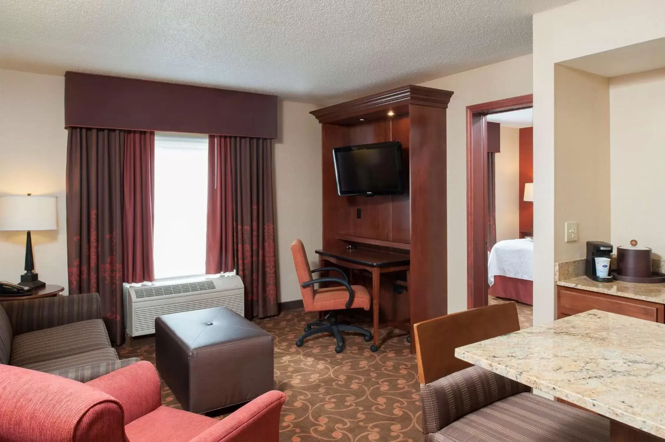 Living room, TV/Entertainment Center in Hampton Inn & Suites Cleveland-Southeast-Streetsboro