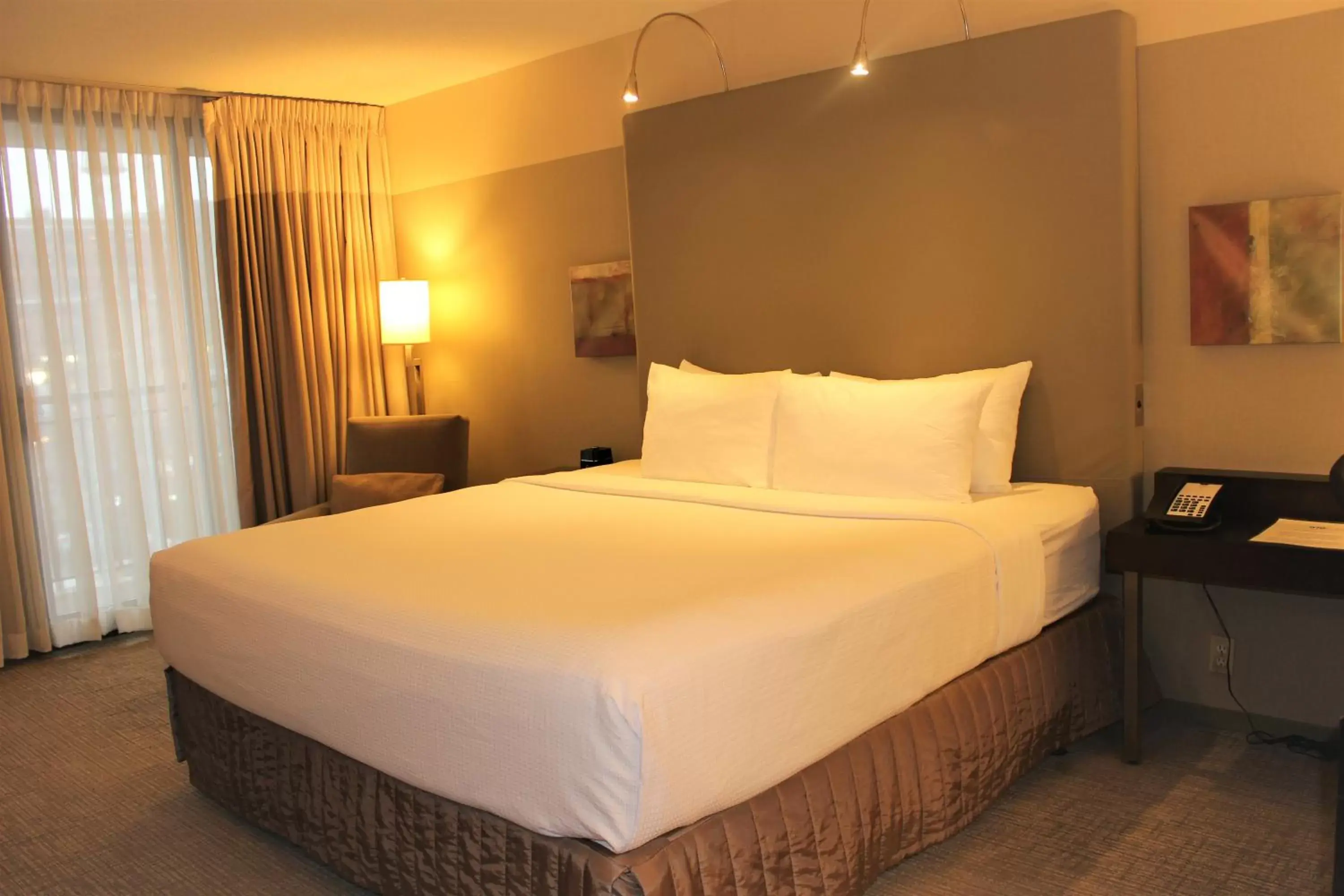 King Room - Mobility Access Tub - Non-Smoking in Crowne Plaza - Chicago West Loop by IHG King Room - Mobility Access Tub - Non-Smoking in Crowne Plaza - Chicago West Loop by IHG