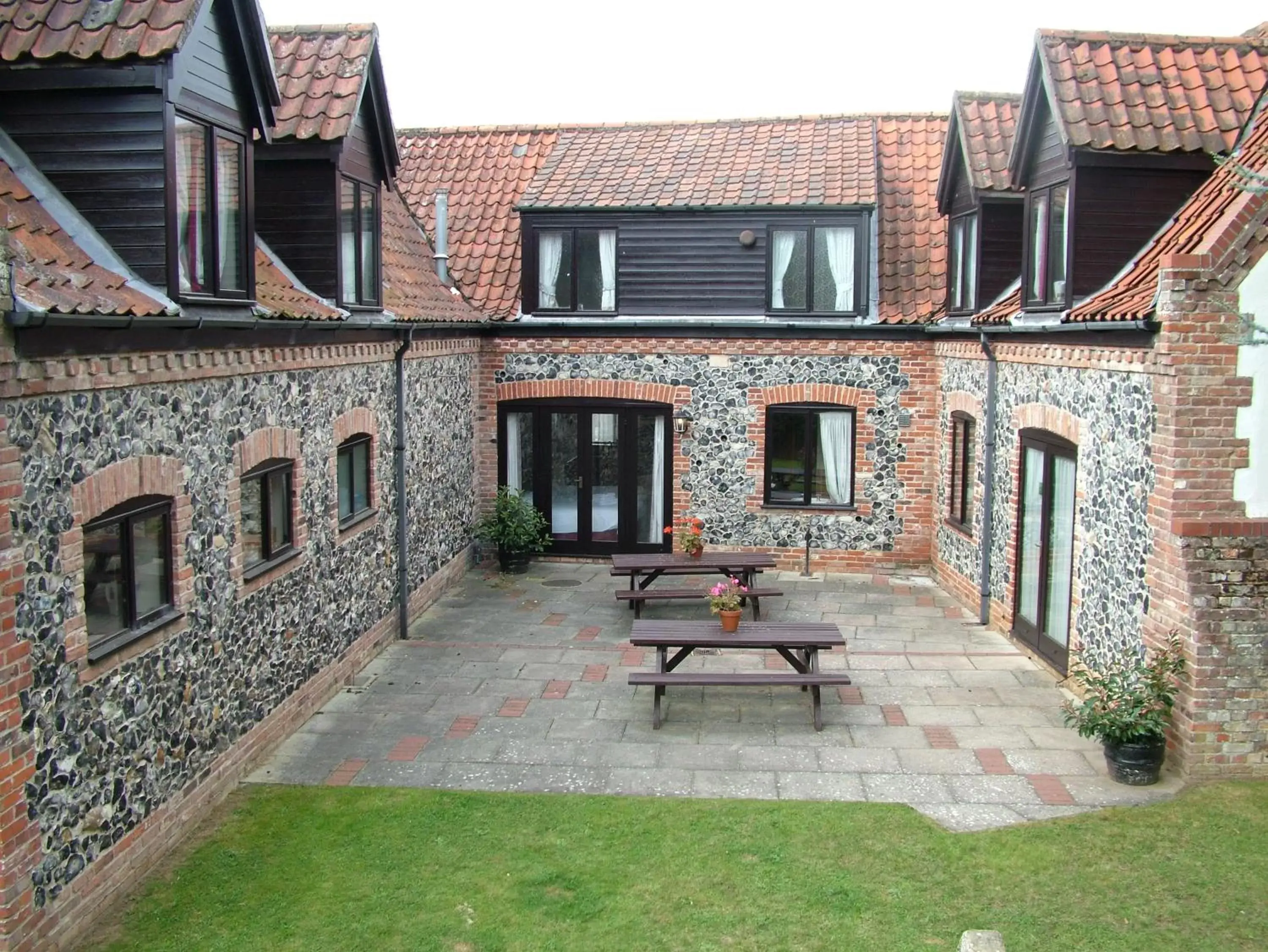 Garden, Property Building in The Crown Hotel