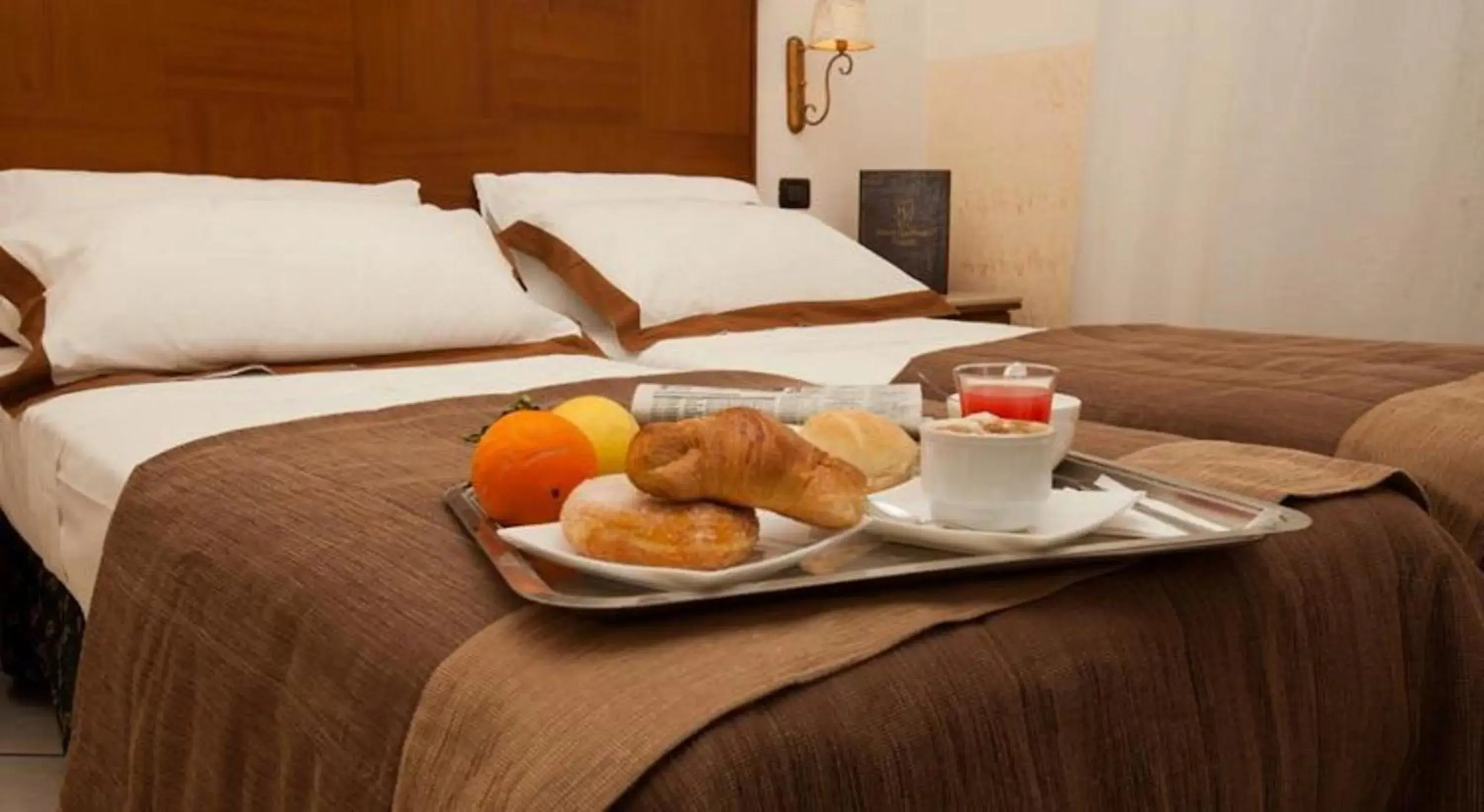 Day, Breakfast in Hotel Garibaldi