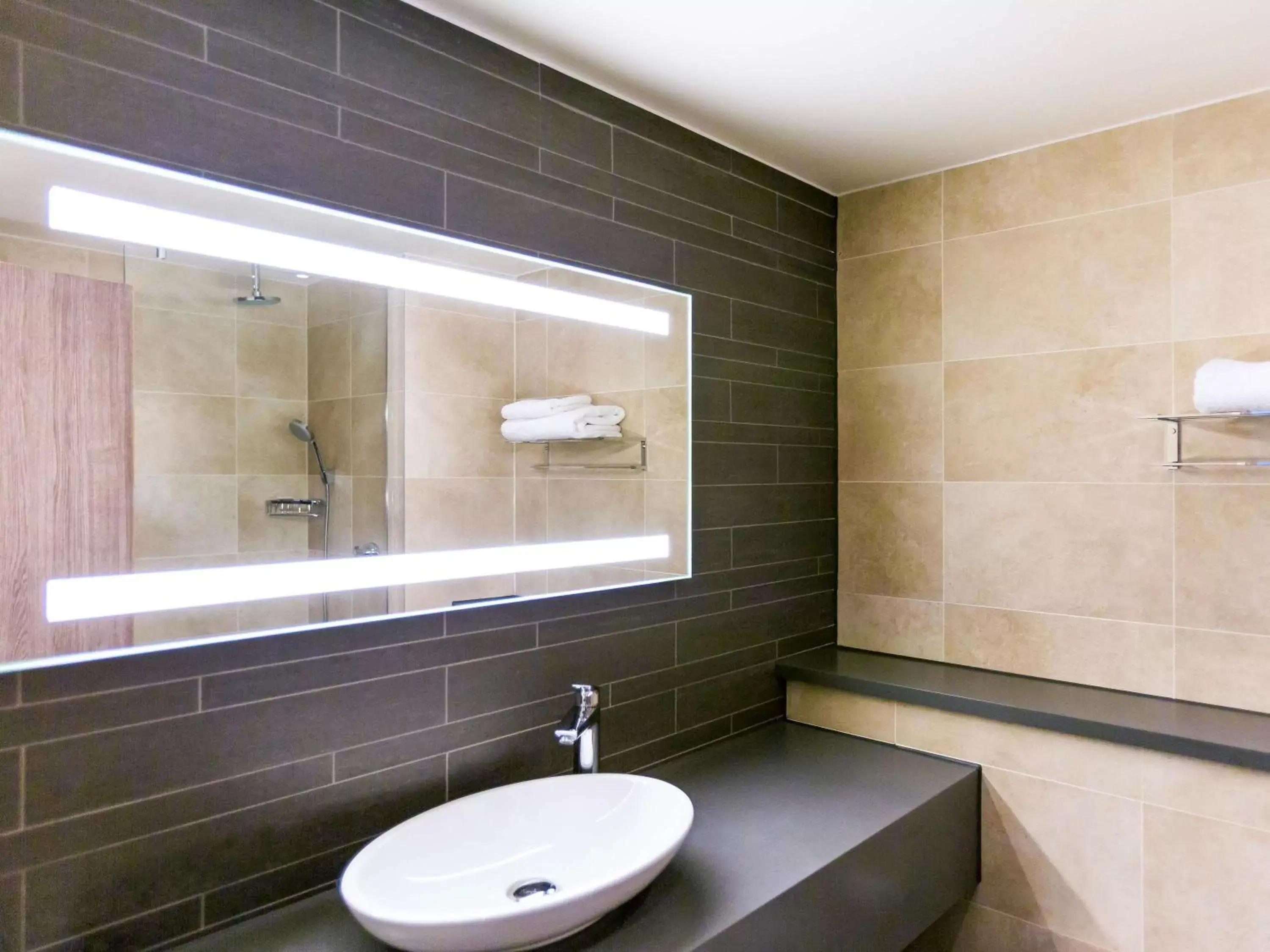 Bathroom in Mercure Dartford Brands Hatch Hotel & Spa