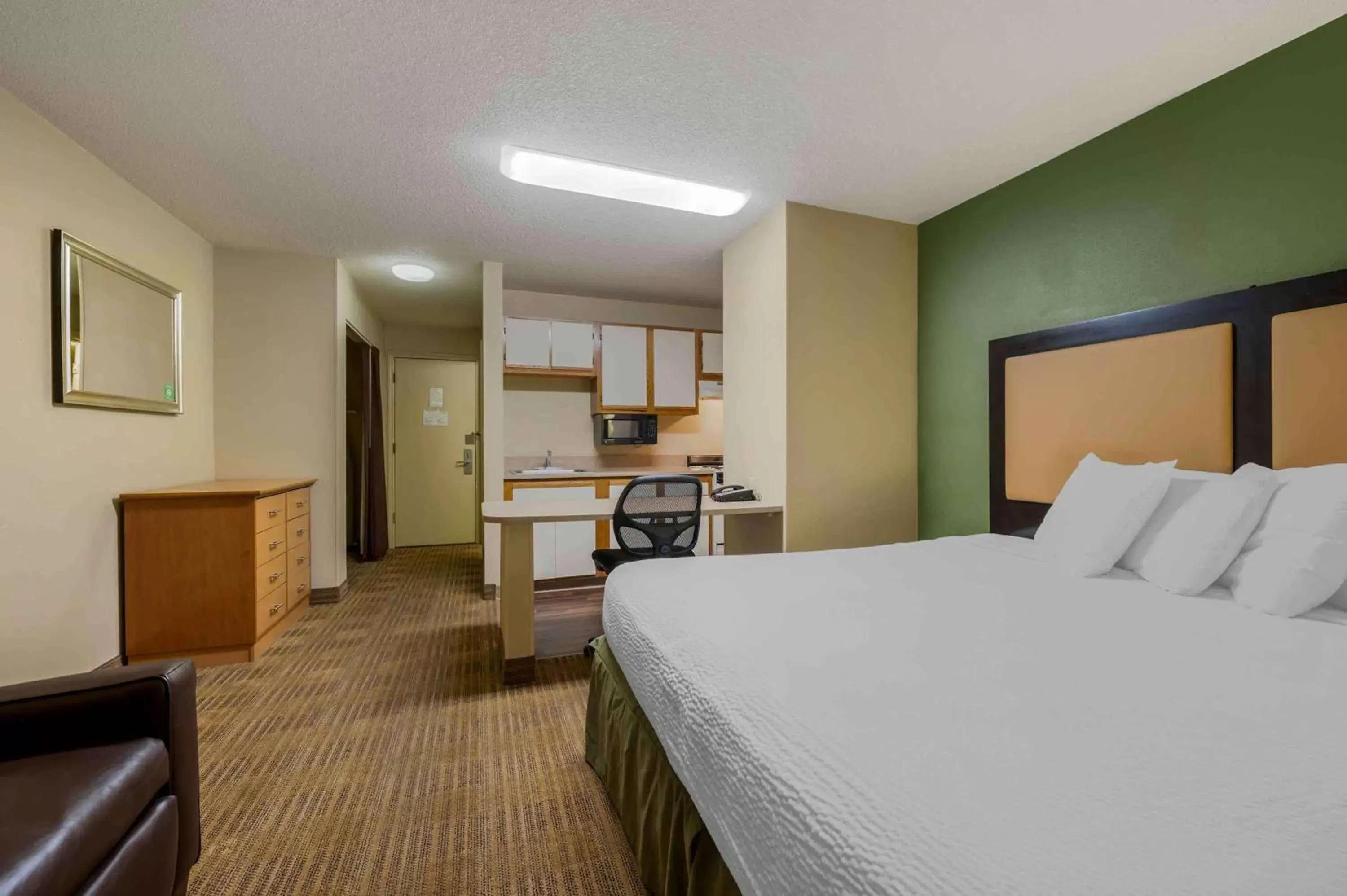 Bedroom in Extended Stay America Suites - Dayton - Fairborn