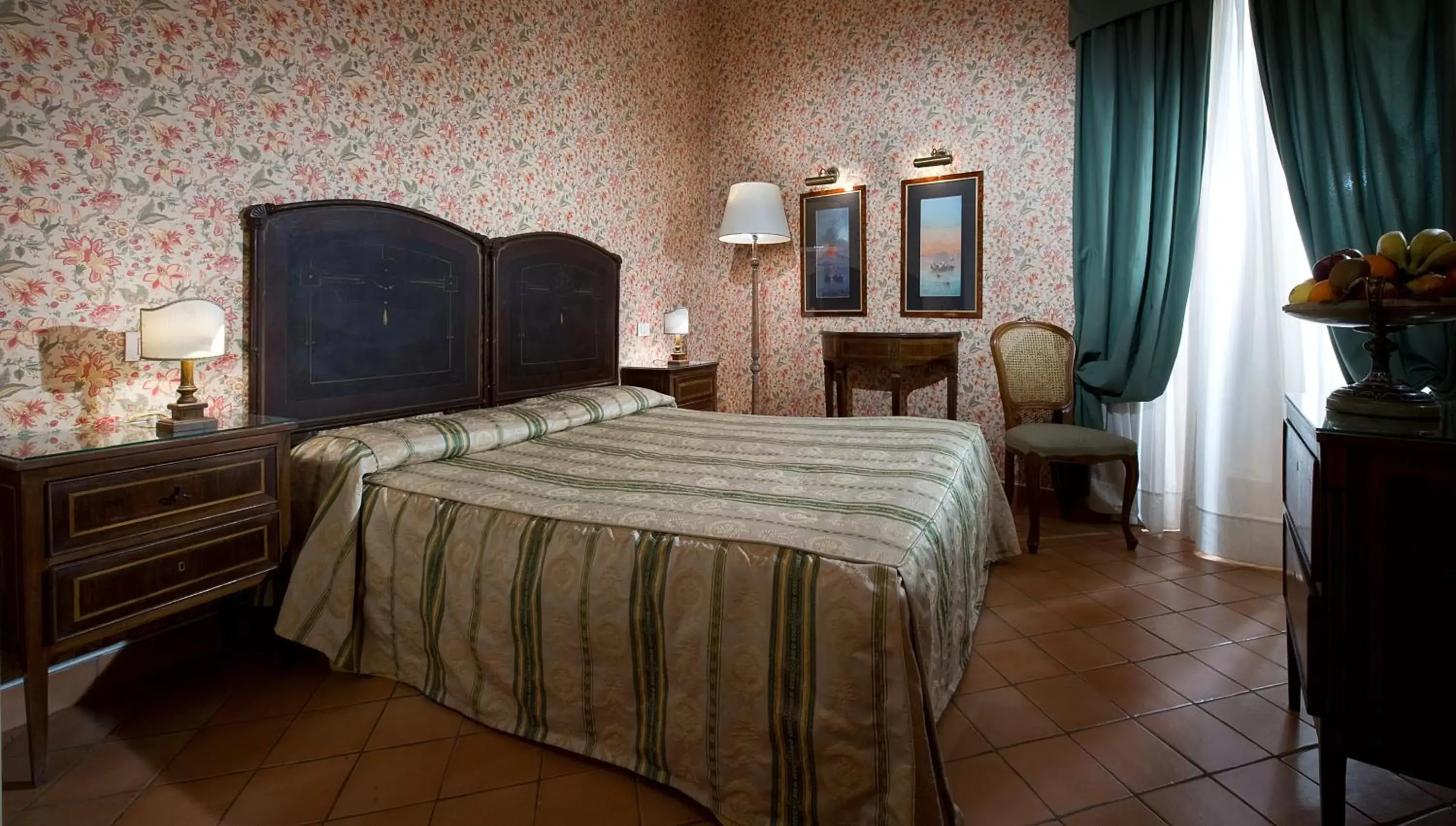Photo of the whole room, Bed in Chiaja Hotel de Charme