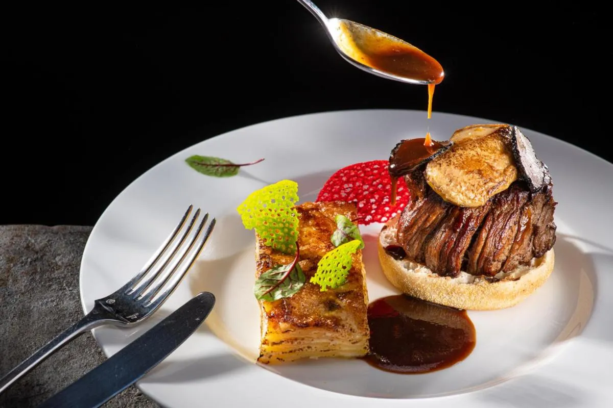 Restaurant/places to eat in Lux Garden Hotel