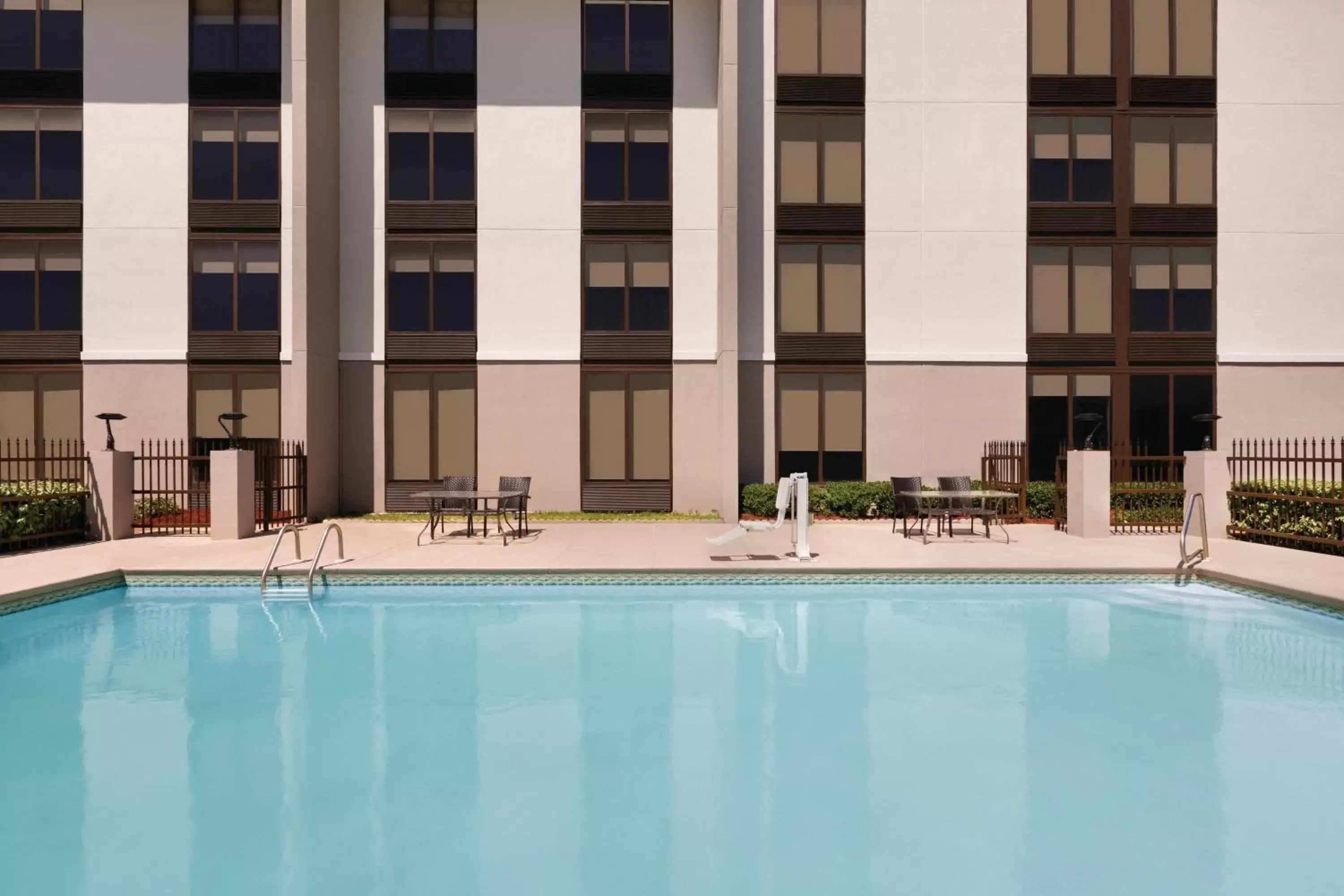 Swimming Pool in La Quinta Inn & Suites by Wyndham Dothan