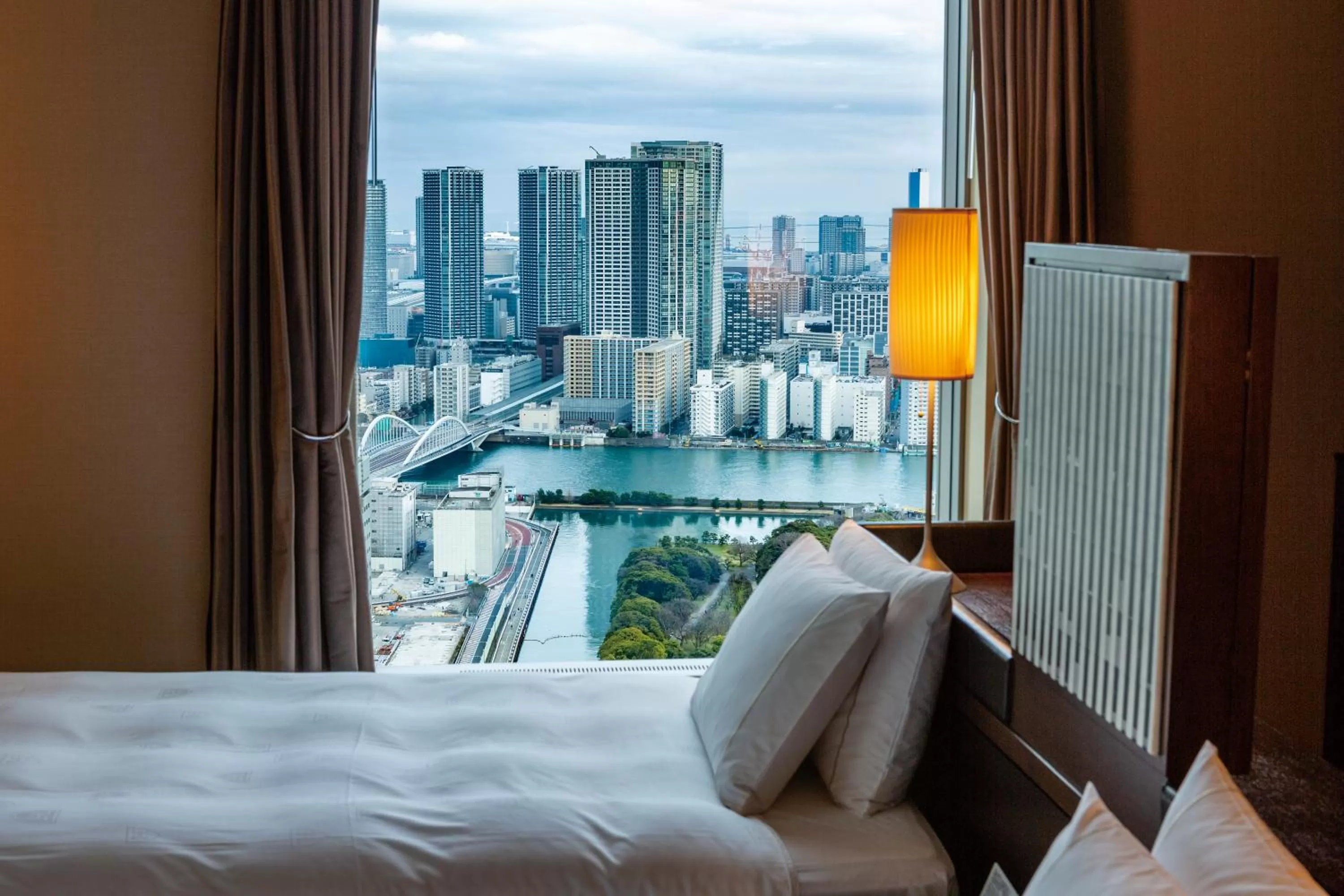 View (from property/room), Bed in The Royal Park Hotel Iconic Tokyo Shiodome