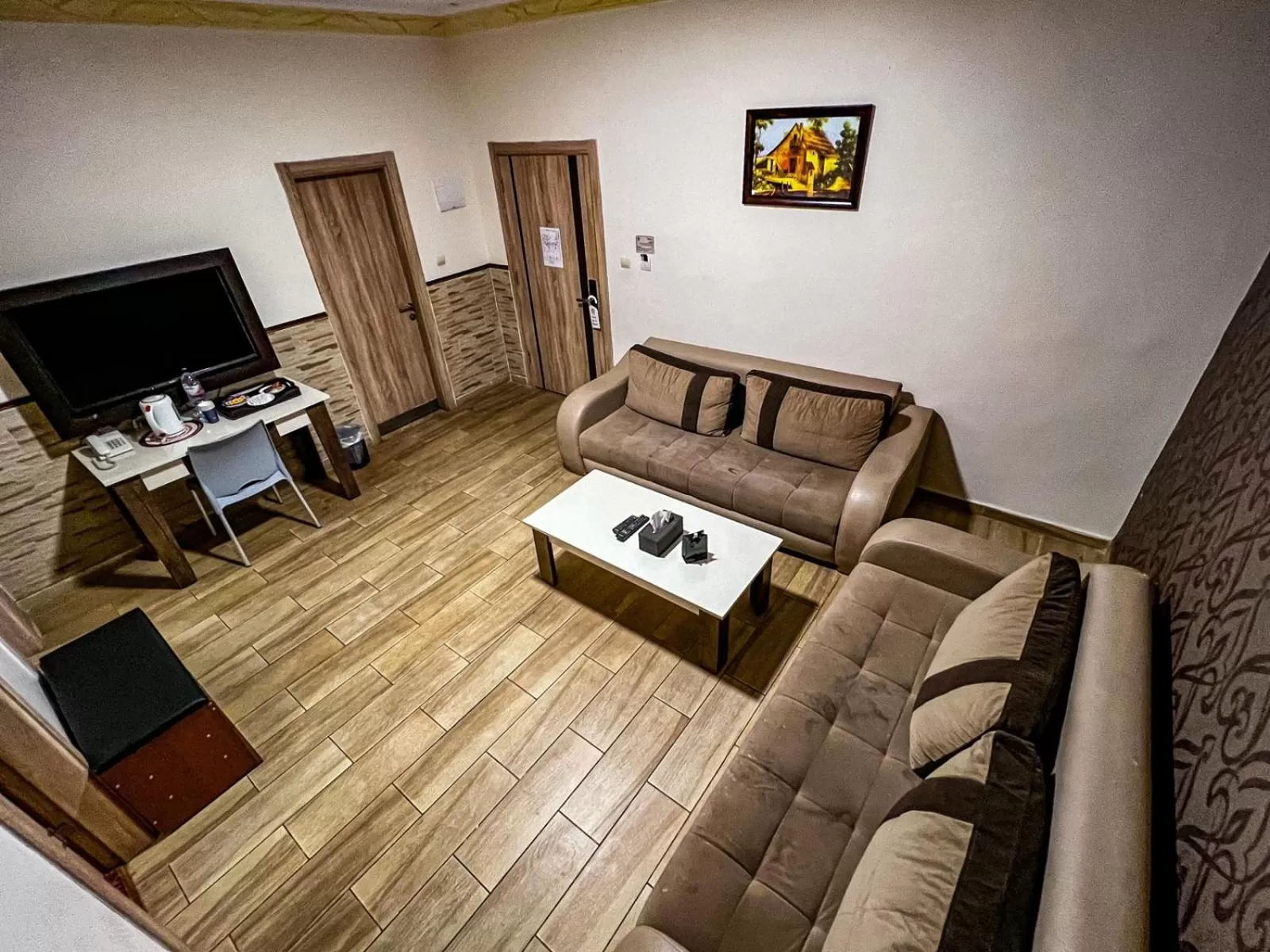 Communal lounge/ TV room in Balcony Hotel