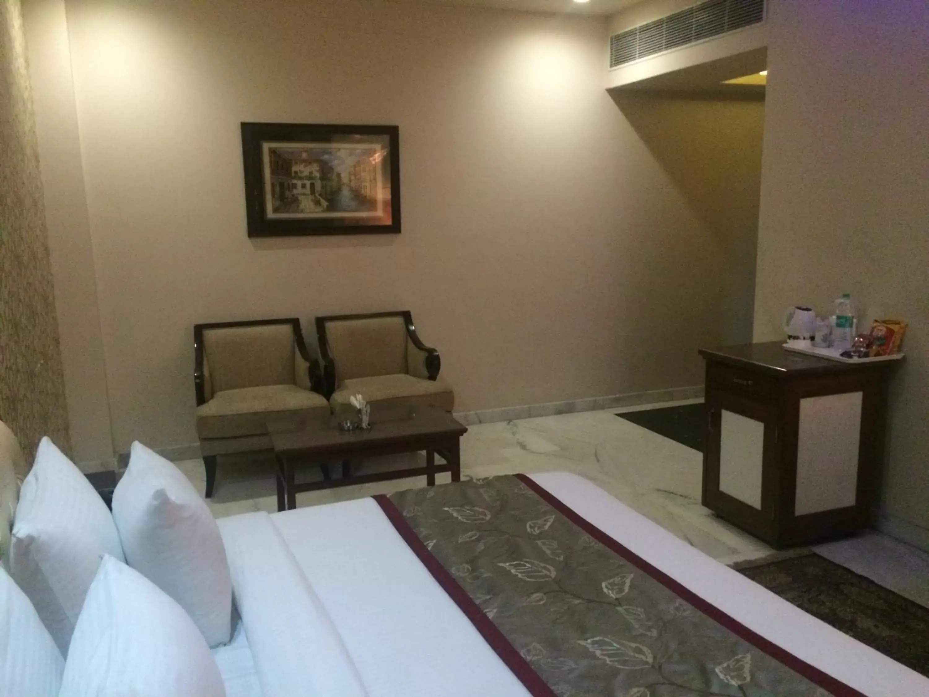Bedroom, Seating Area in Hotel Leela Grande