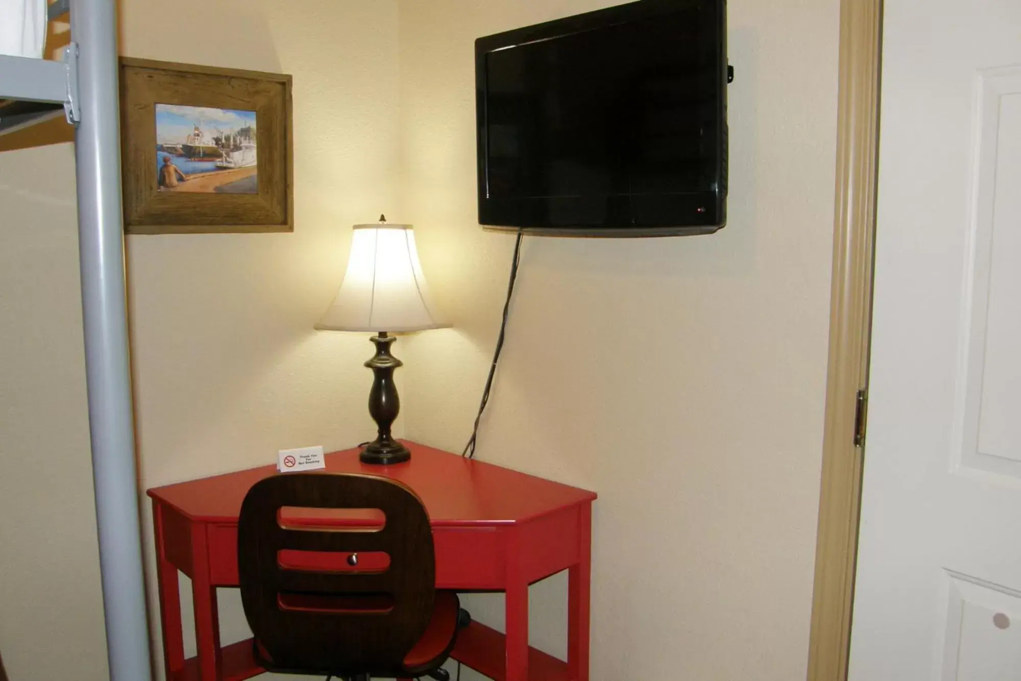 Seating area, TV/Entertainment Center in Hotel Cathlamet
