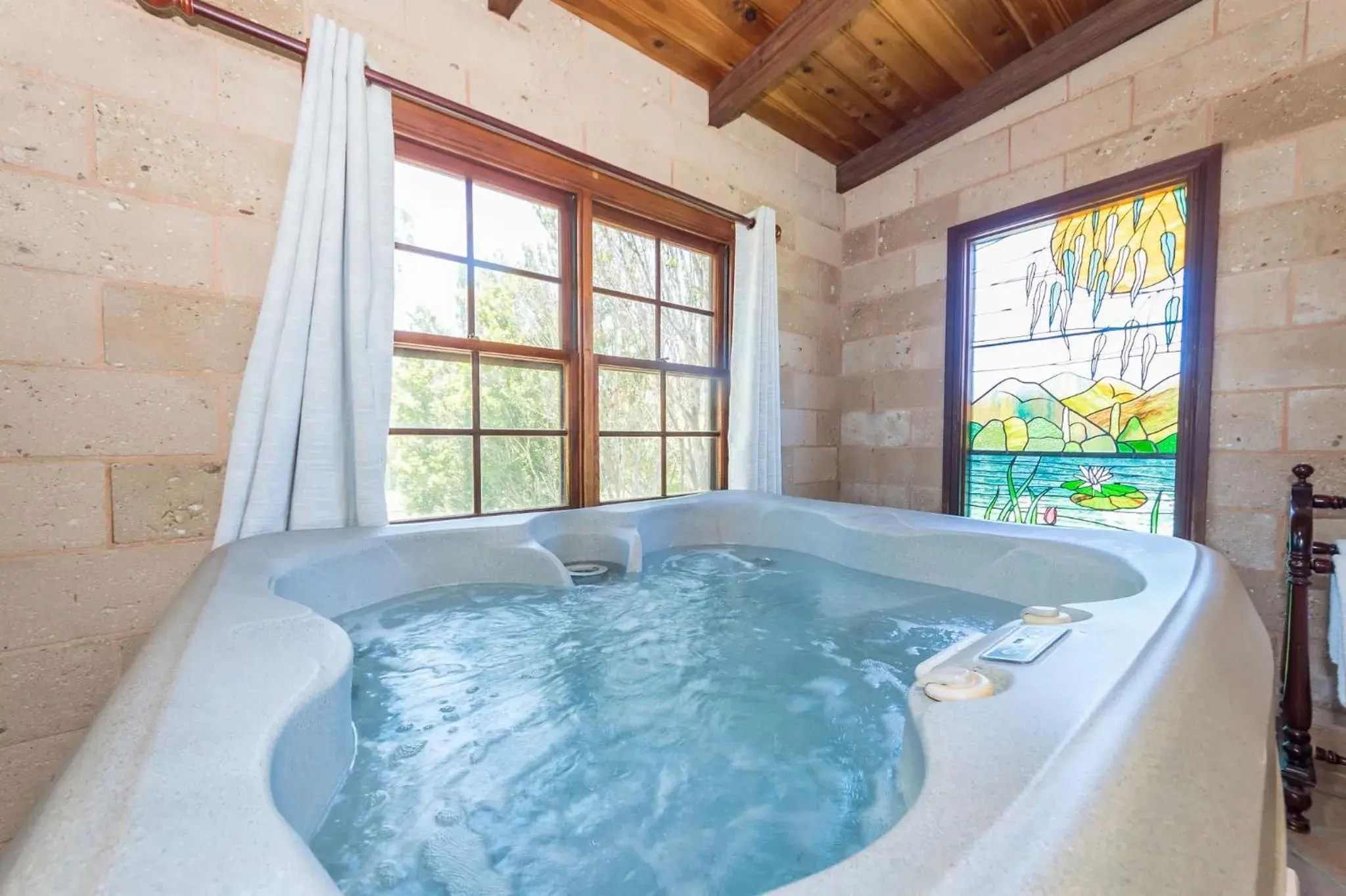 Hot Tub in Clarendon Forest Retreat