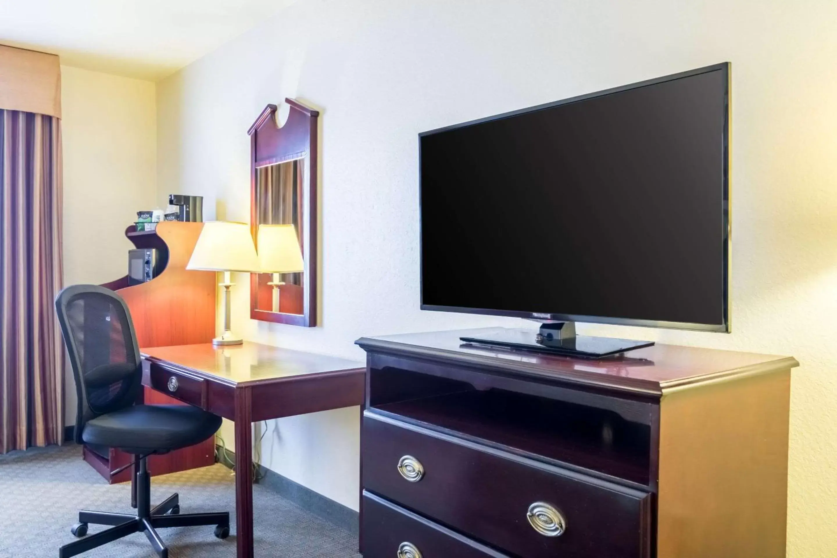 Photo of the whole room, TV/Entertainment Center in Quality Inn and Suites Alma