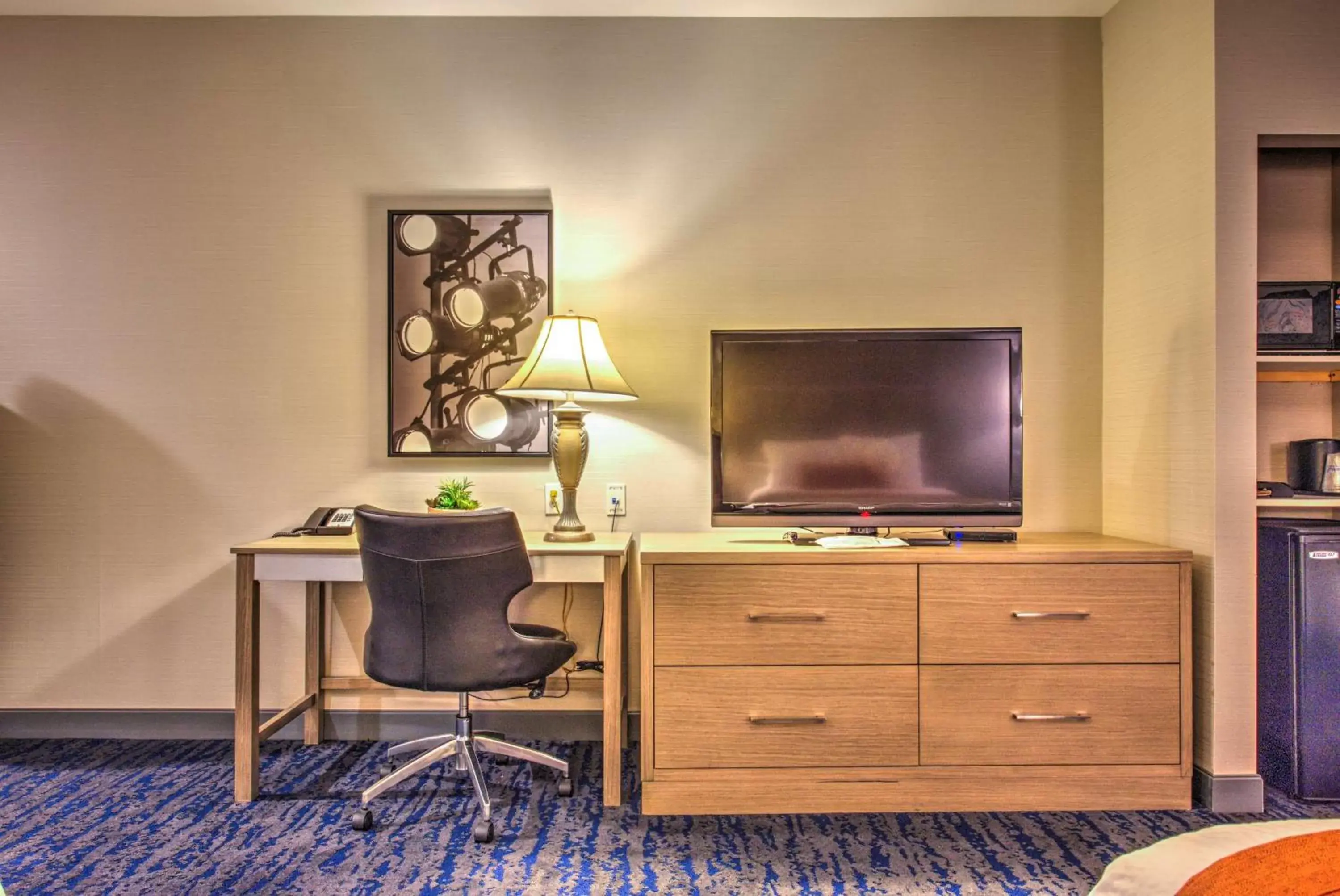 Photo of the whole room, TV/Entertainment Center in Best Western Plus Media Center Inn & Suites