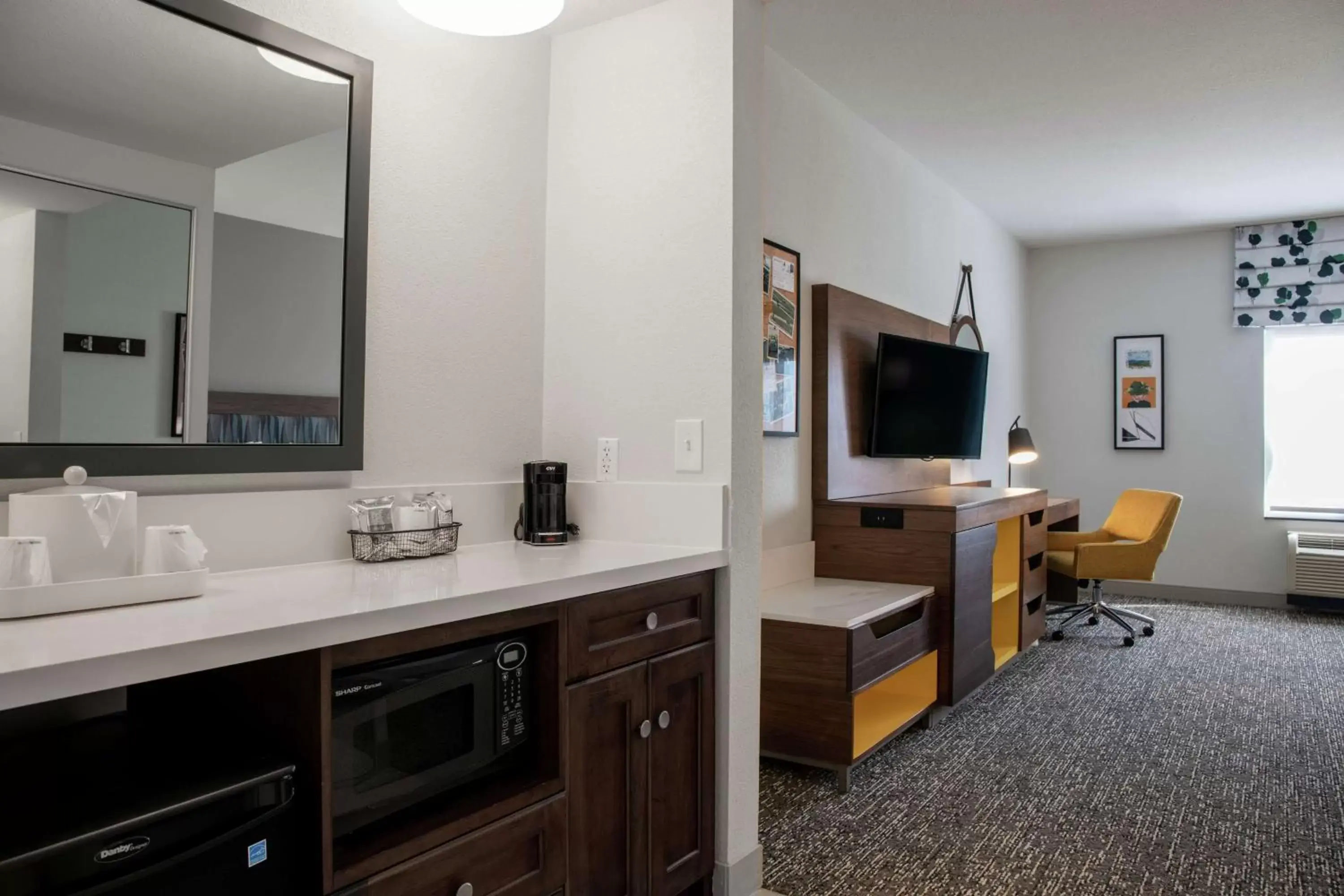 Bedroom, TV/Entertainment Center in Hampton Inn & Suites Sherman Oaks