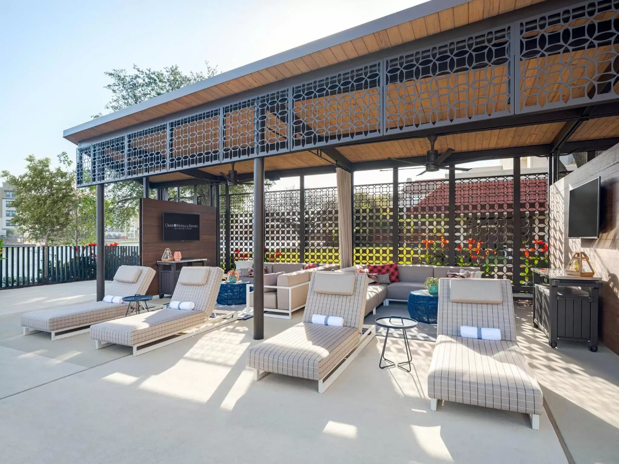 Swimming pool in Omni Las Colinas Hotel Swimming pool in Omni Las Colinas Hotel