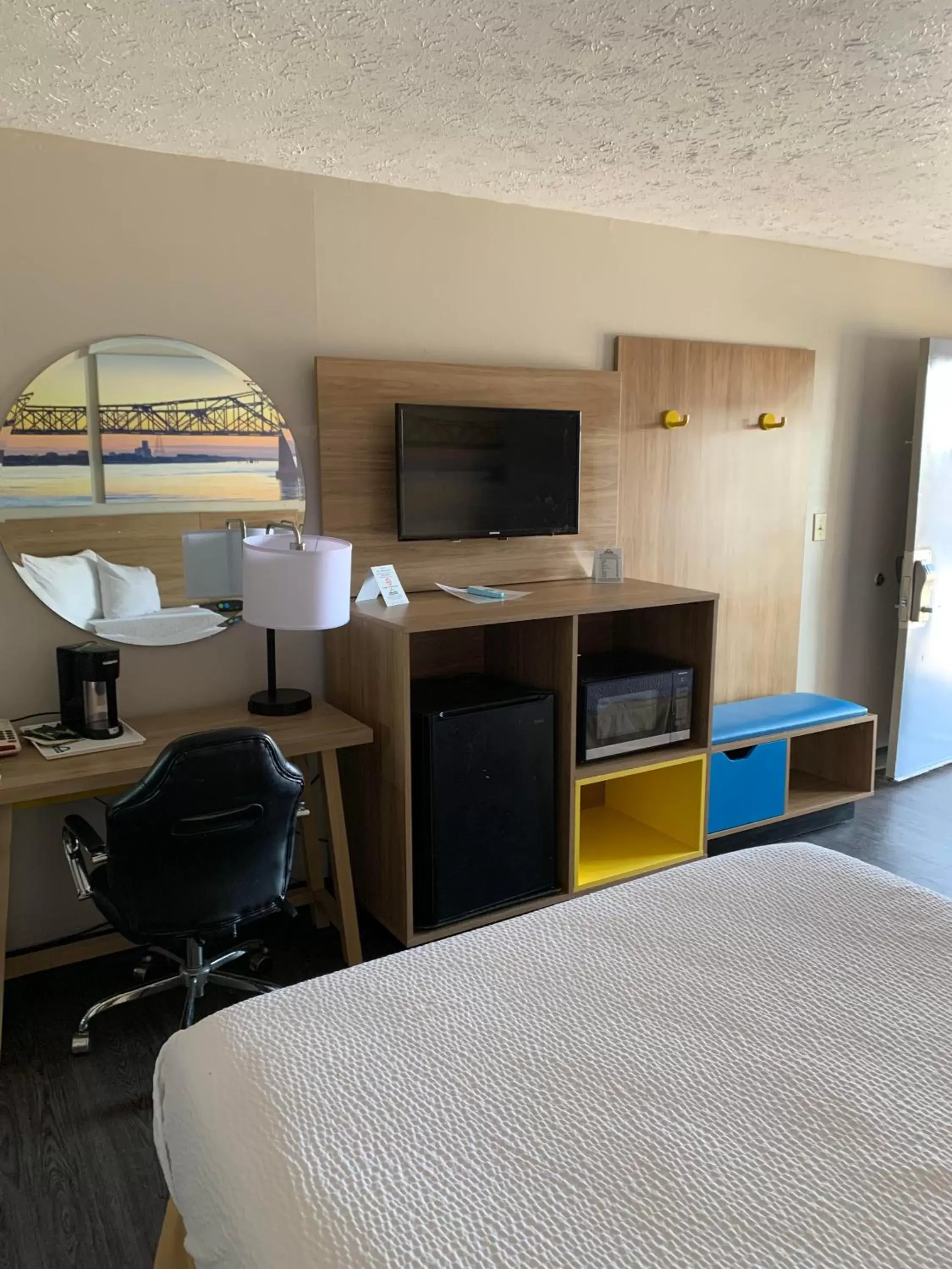 Bed, TV/Entertainment Center in Days Inn by Wyndham Louisville Airport Fair and Expo Center