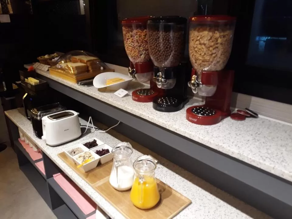 Restaurant/places to eat in Air Sky Hotel