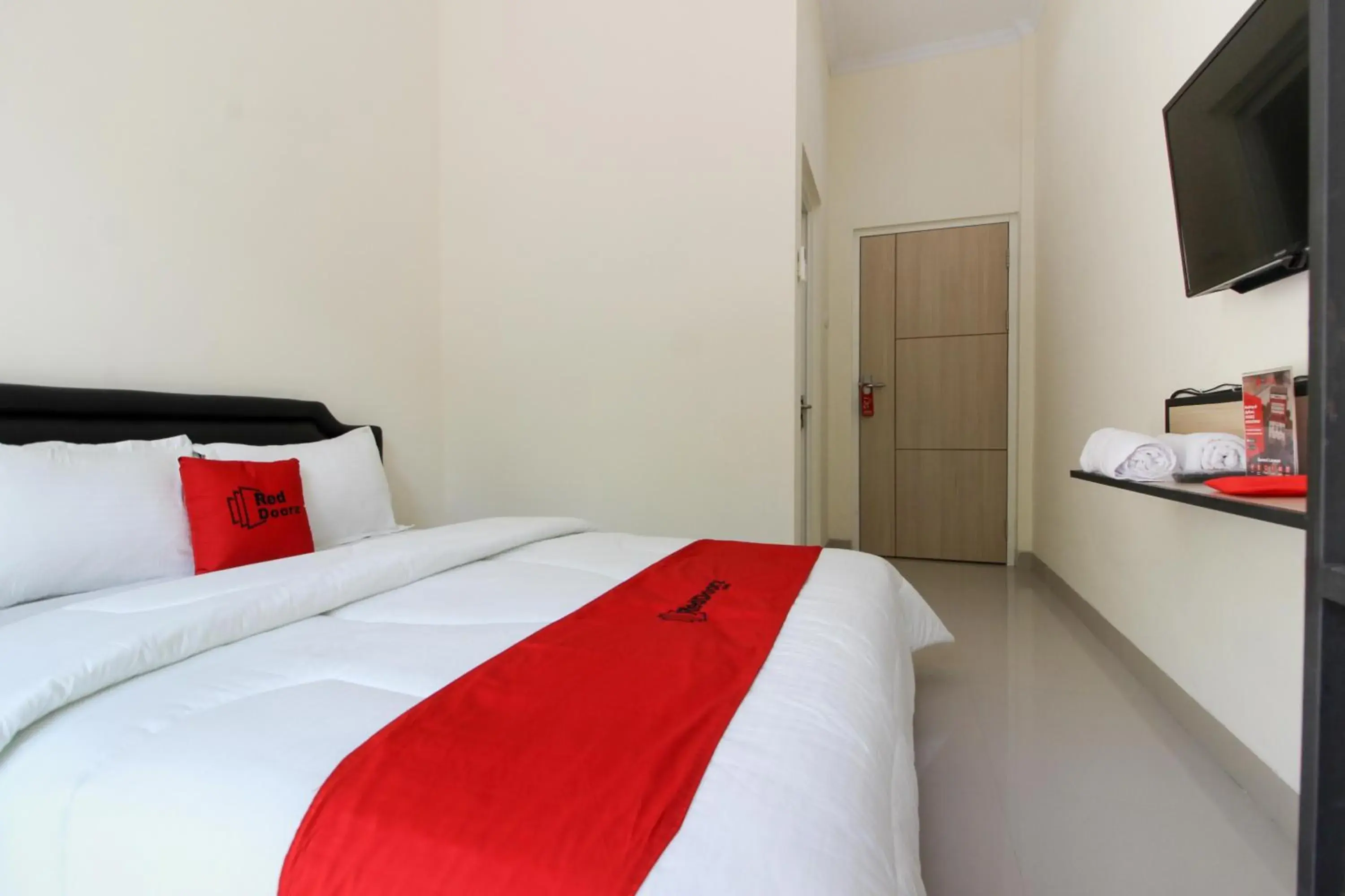 Bedroom, Bed in RedDoorz near Jogja City Mall 3