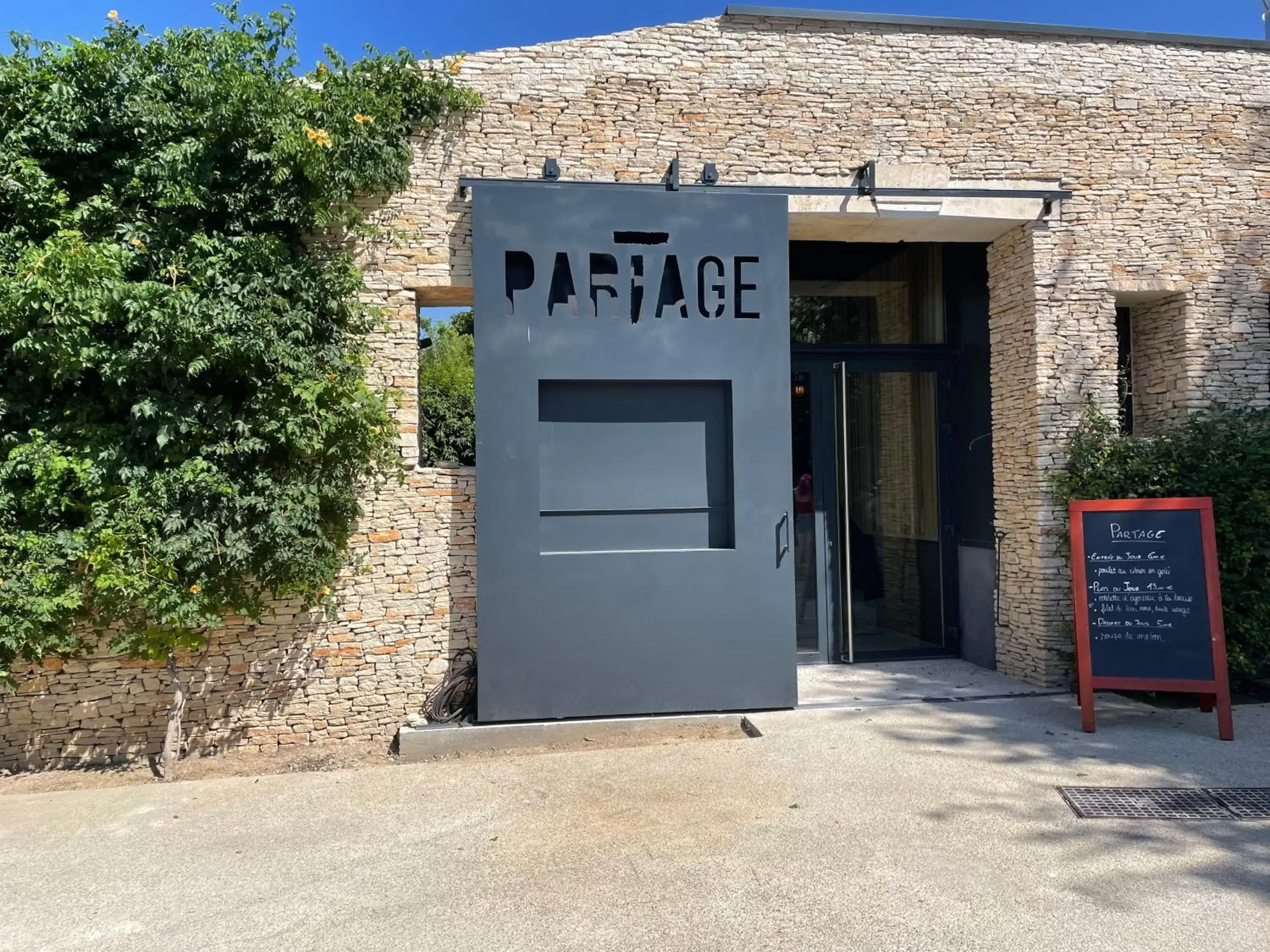 Facade/entrance in Logis NIMOTEL Hôtel Cosy