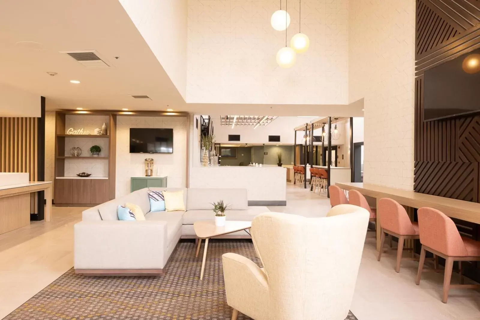 Lobby or reception, Lounge/Bar in Holiday Inn Santa Ana-Orange County Airport, an IHG Hotel