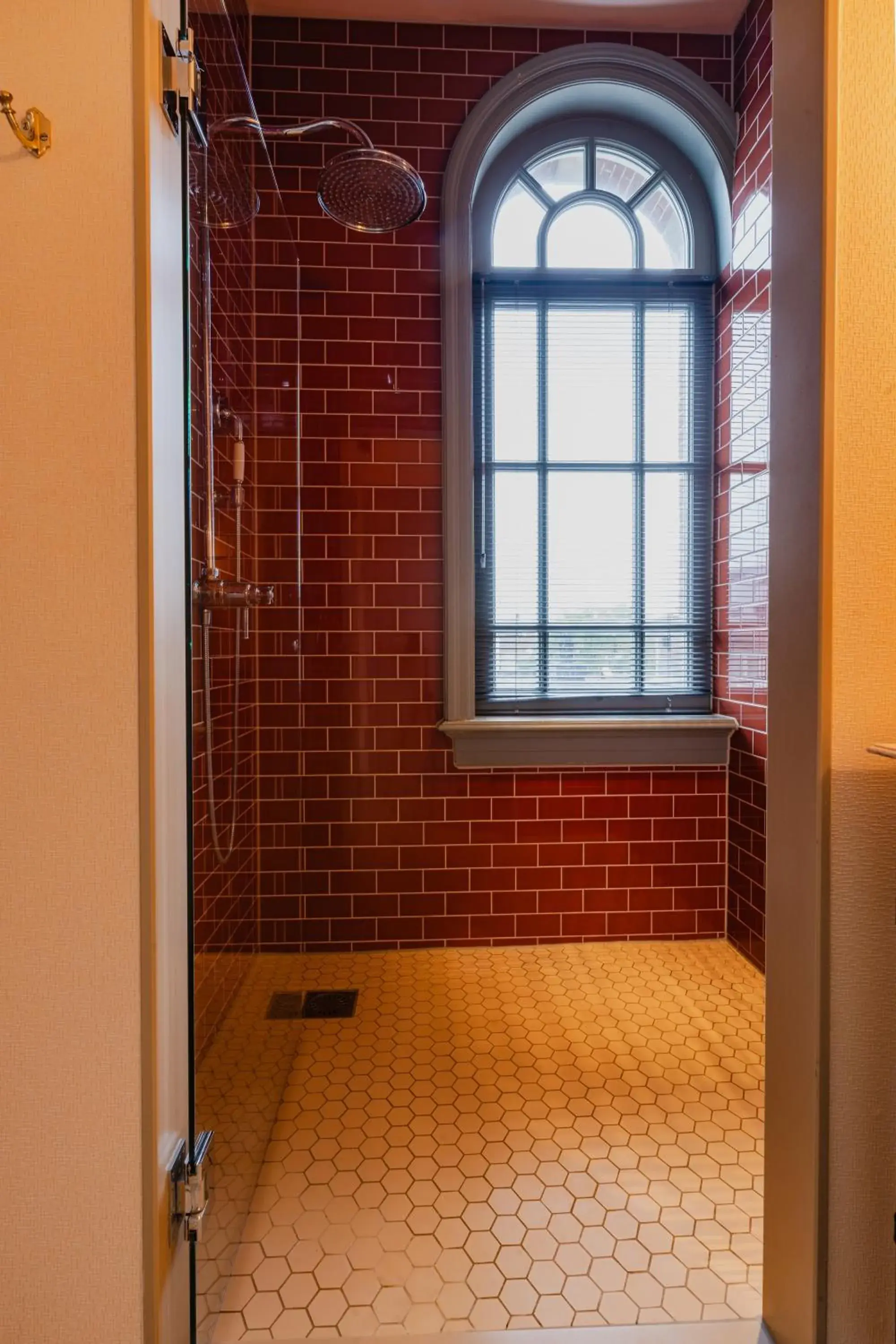 Shower, Bathroom in Hotel Mercier
