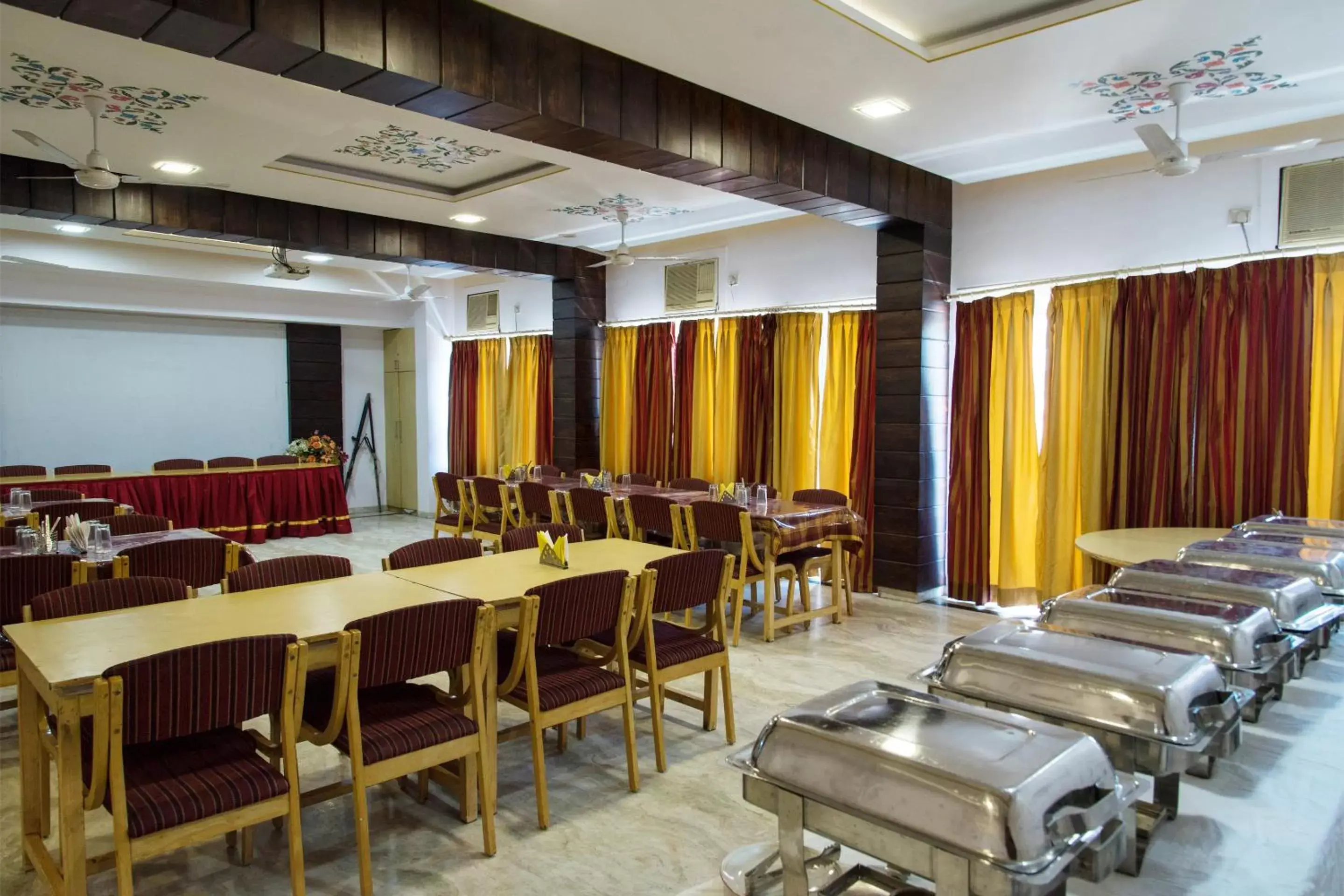 Restaurant/places to eat in Hotel Gorbandh
