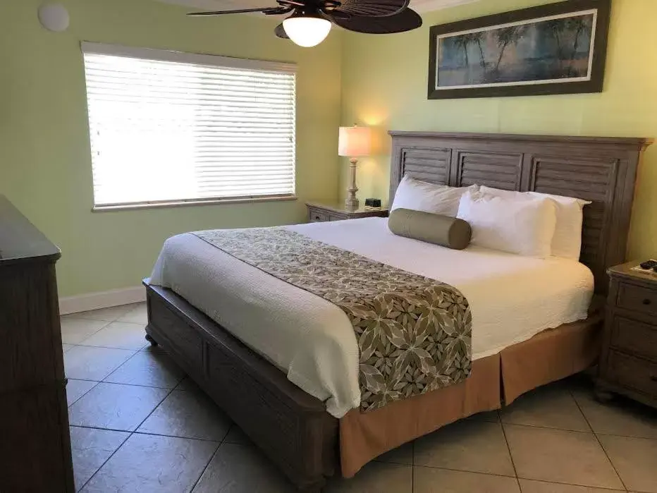 Bedroom, Bed in Tropical Beach Resorts - Sarasota