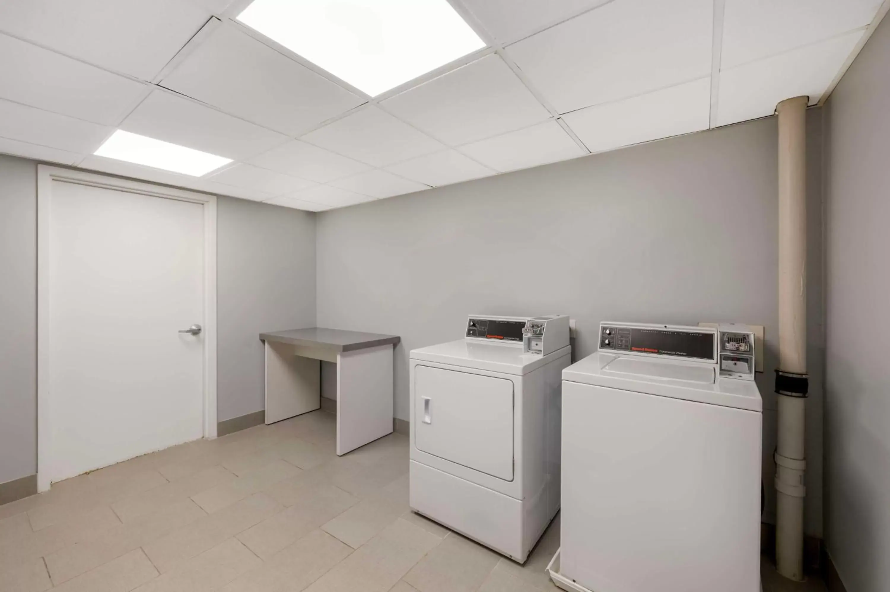 Property building in Best Western Plus Alexandria Fort Belvoir Property building in Best Western Plus Alexandria Fort Belvoir