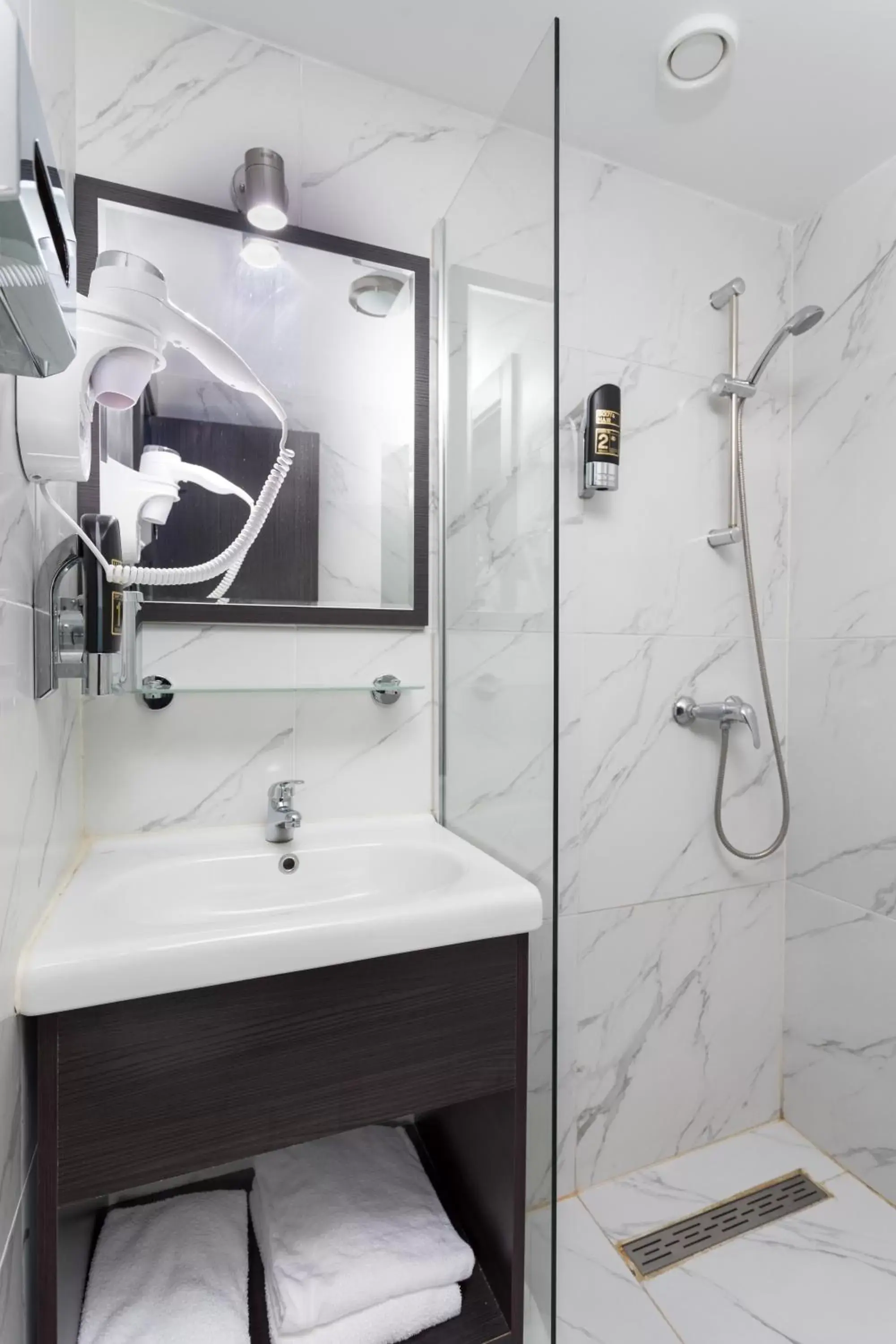 Shower, Bathroom in Belfort Hotel