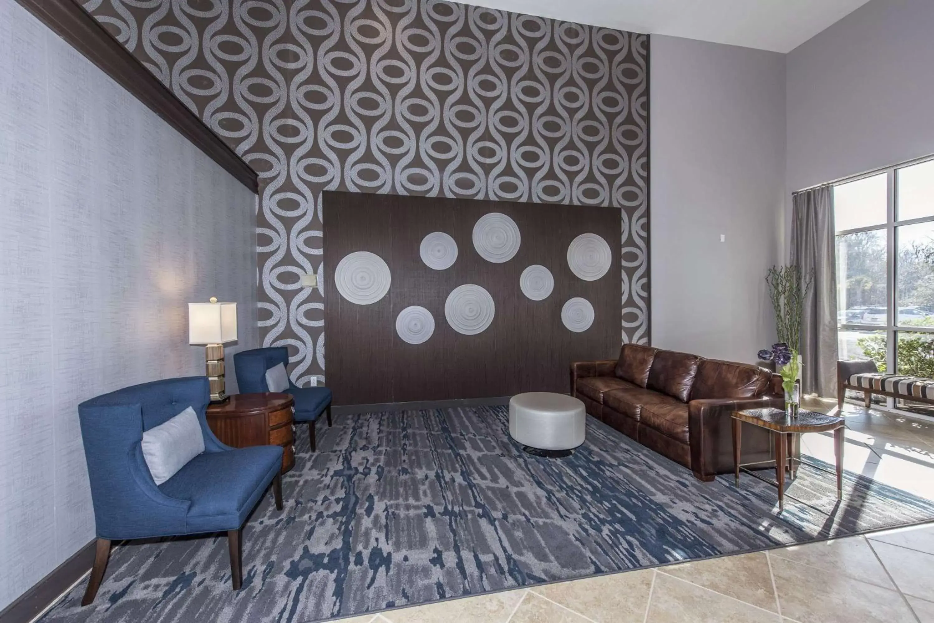 Lobby or reception, Seating Area in DoubleTree by Hilton North Charleston - Convention Center