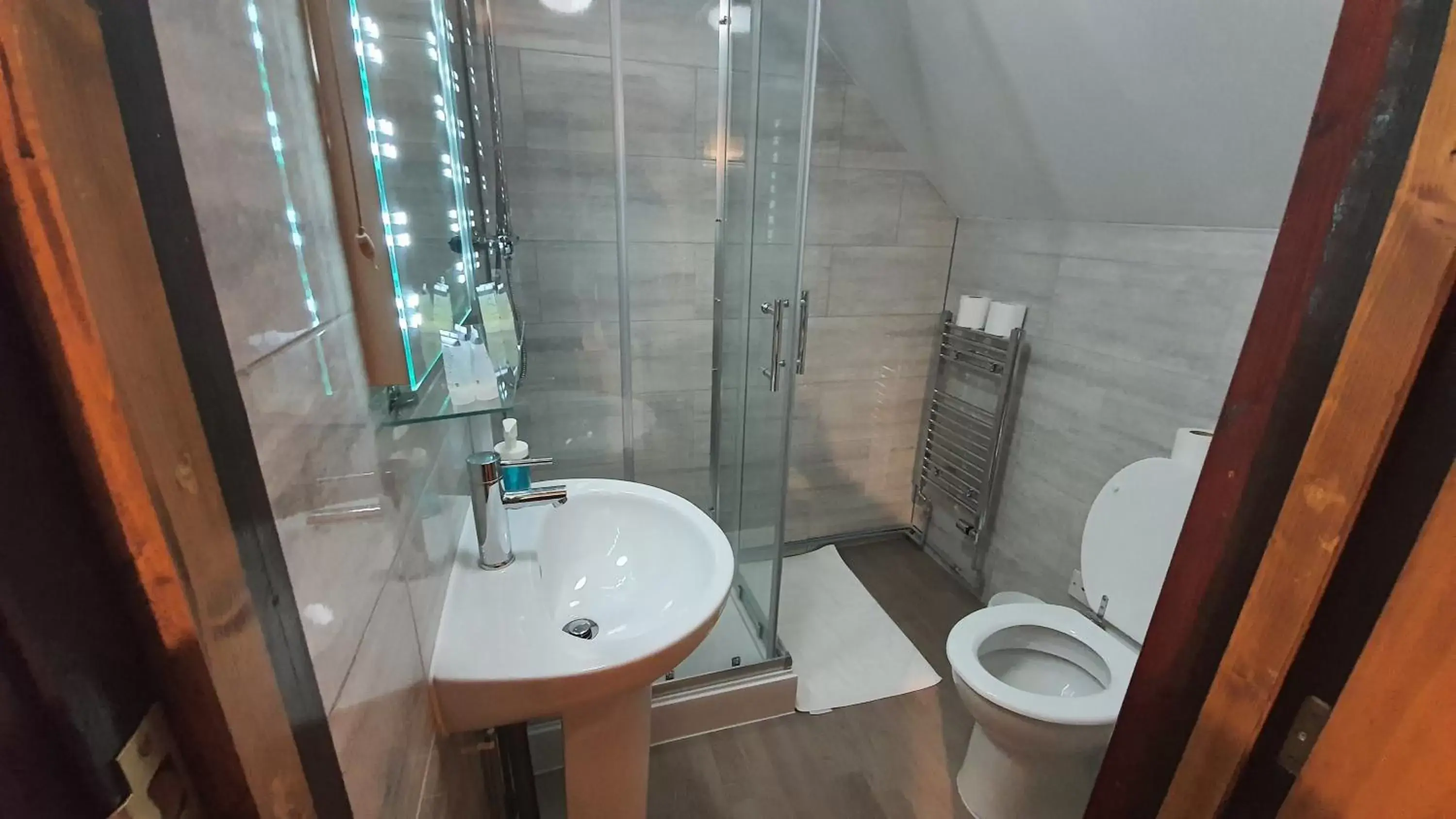 Bathroom in Little Foxes Hotel & Gatwick Airport Parking