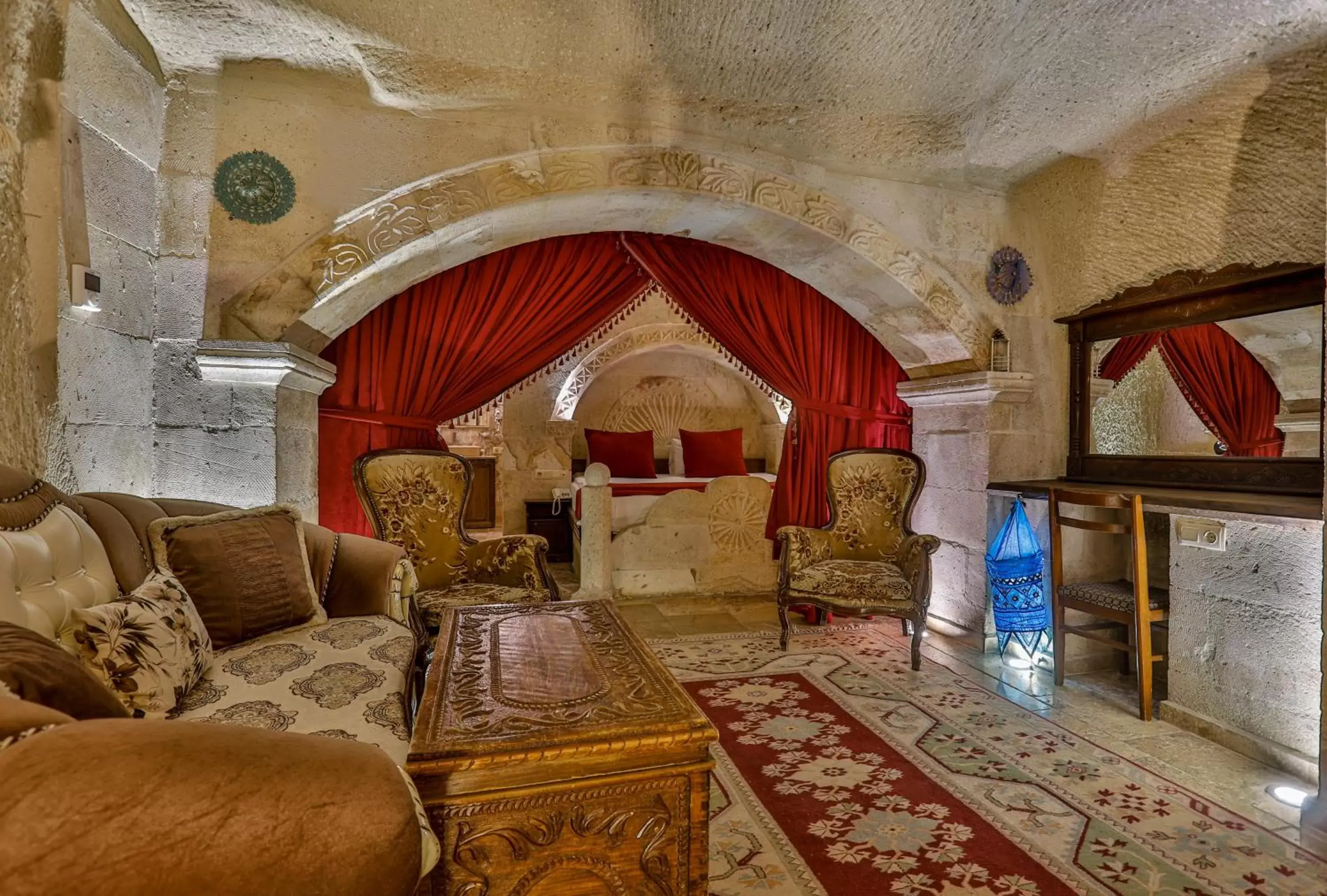 Bed, Seating Area in Hidden Cave Hotel