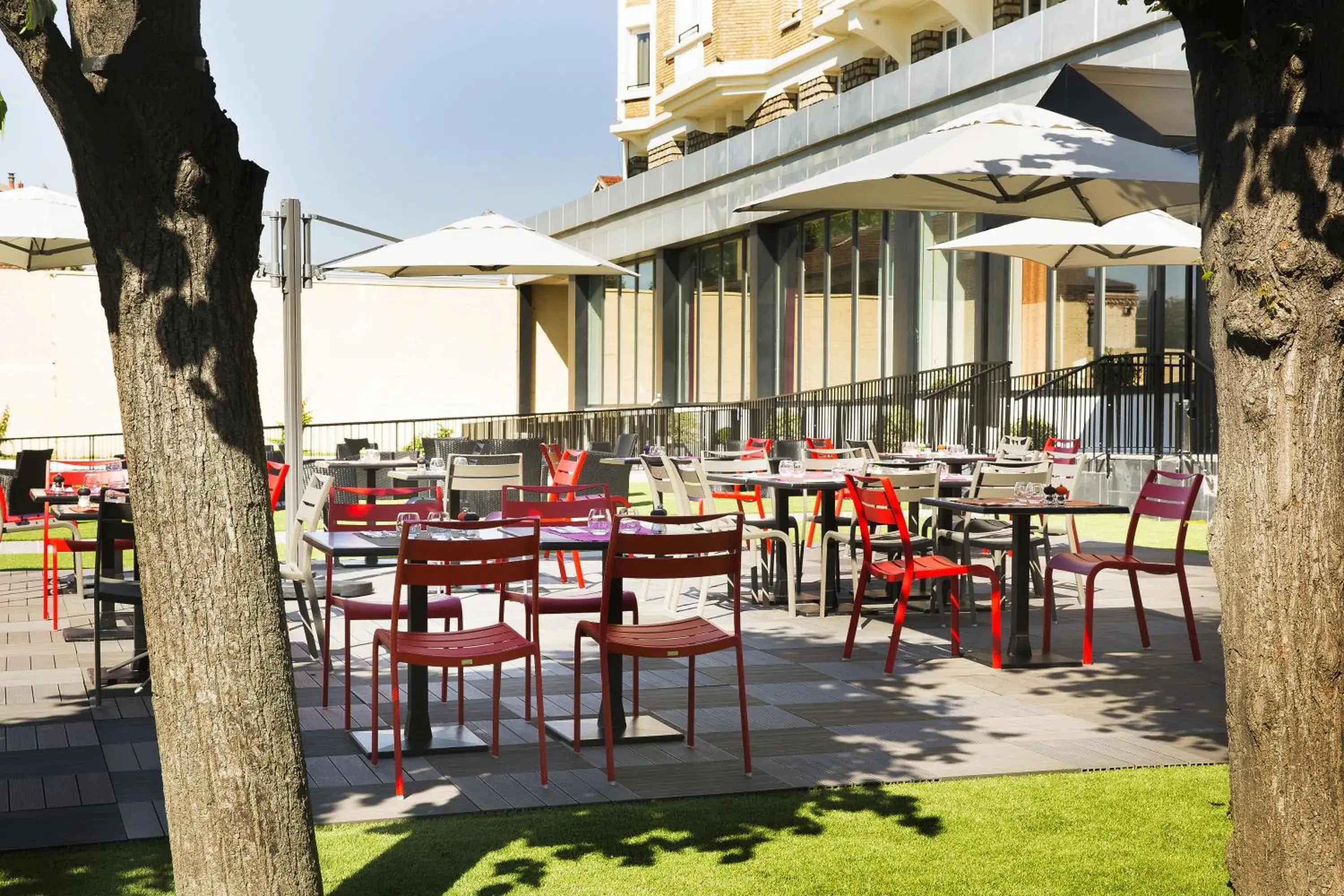 Balcony/Terrace, Restaurant/Places to Eat in Executive Hôtel Paris Gennevilliers