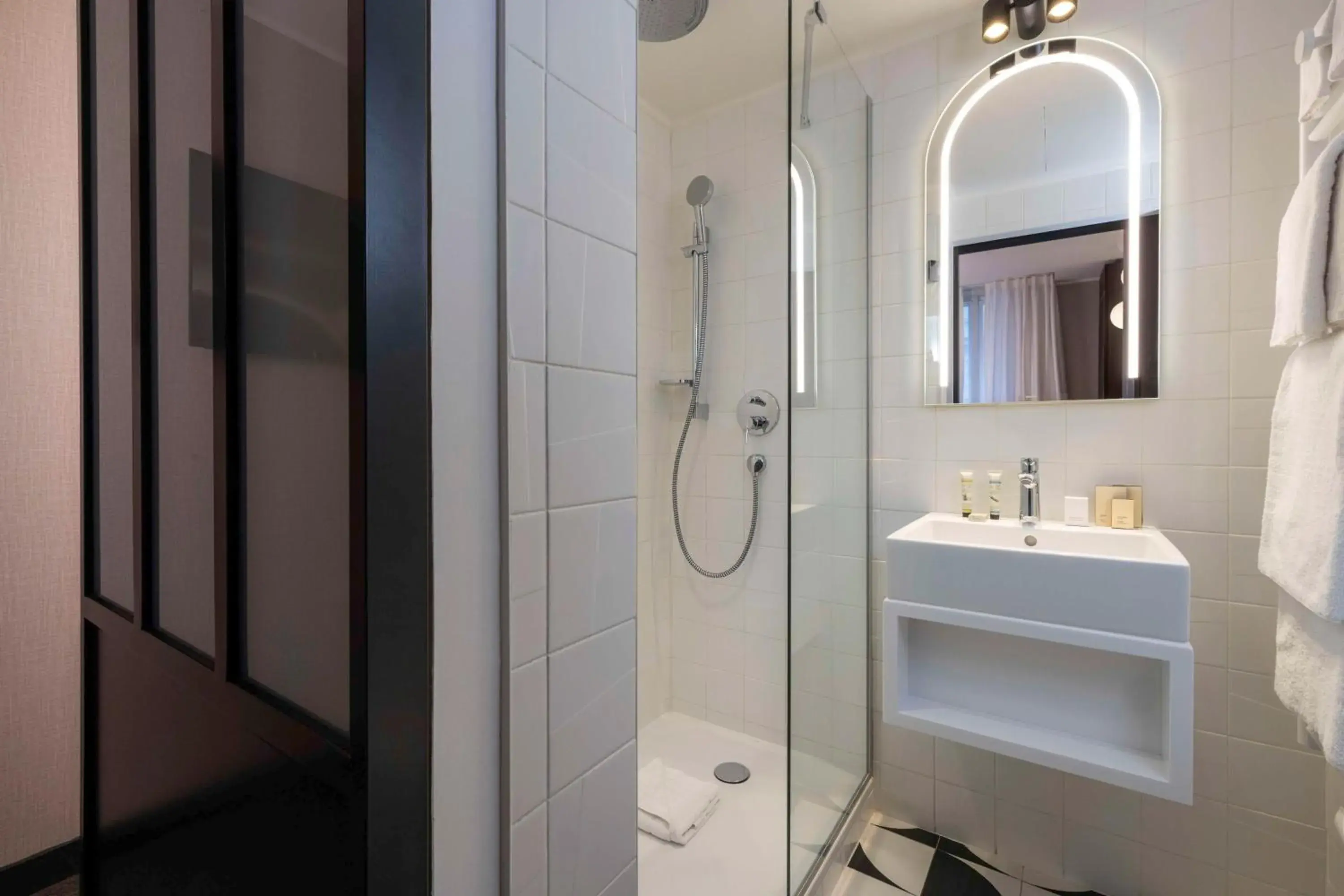 Bedroom, Bathroom in Best Western Bretagne Montparnasse
