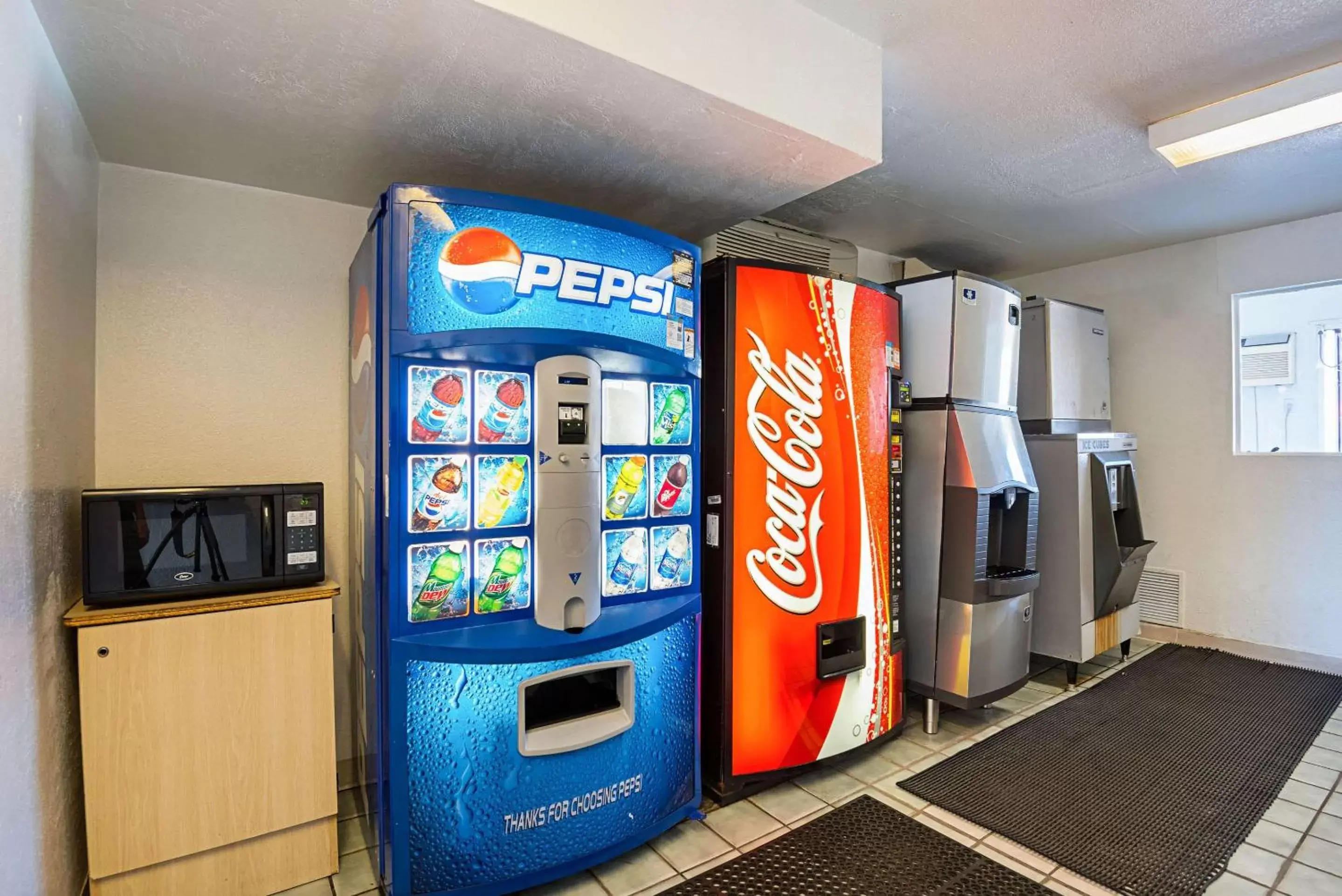 vending machine in Rodeway Inn Kissimmee Maingate West - Free Theme Park Shuttle