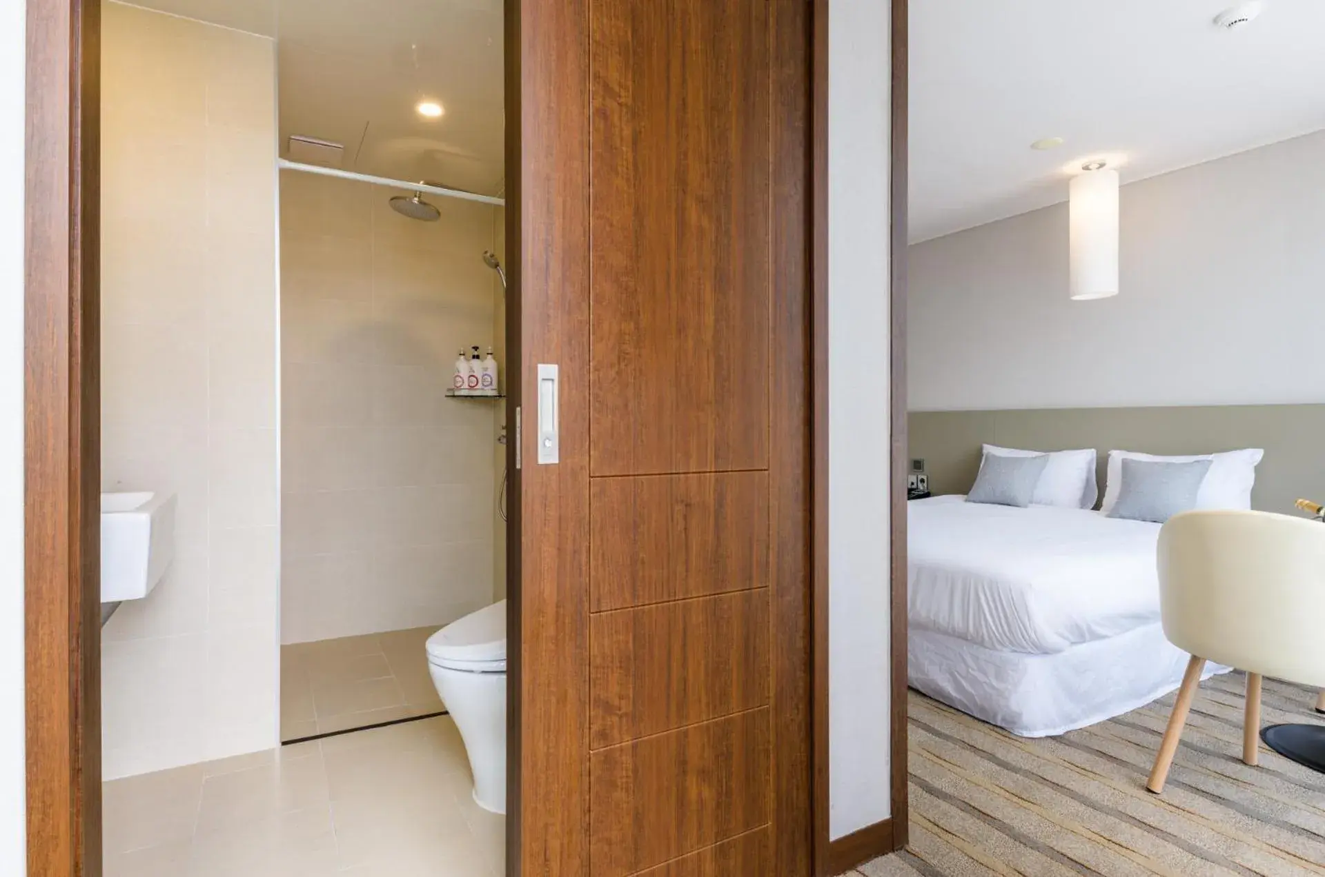 Bathroom, Bed in Shinshin Hotel Cheonjiyeon