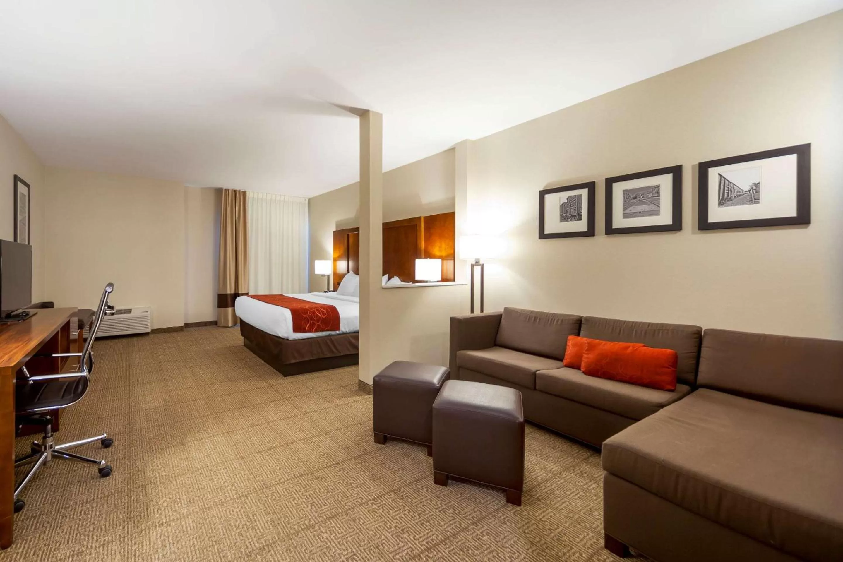 Bedroom, Bed in Comfort Suites
