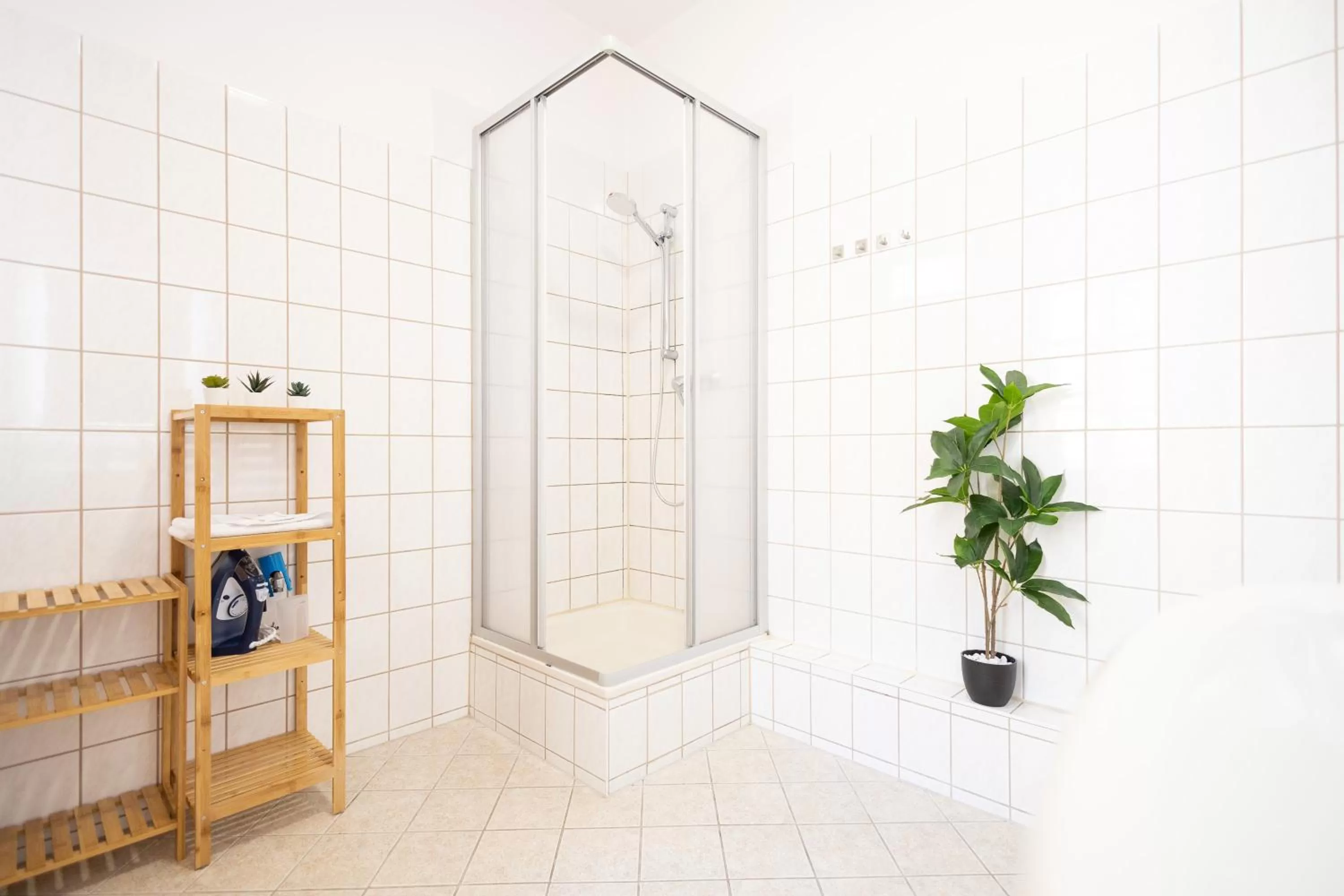 Shower in Apartments an der Oper - Innenstadt - Zentral - Küche - Wifi - Powered by Ko-Living