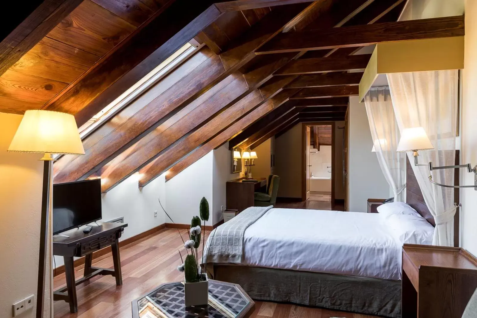 Photo of the whole room, Bed in Parador de Cruz de Tejeda