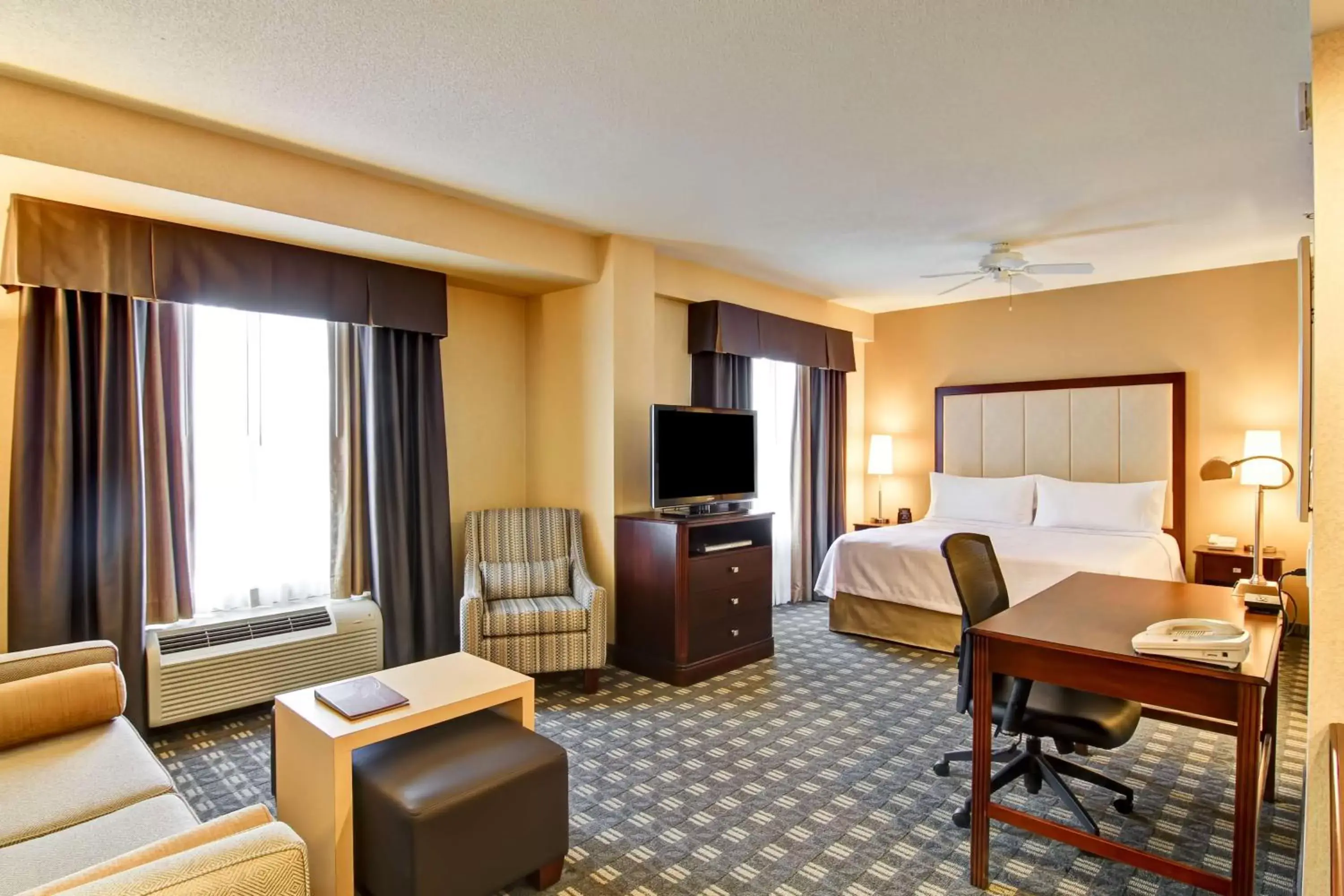 Bedroom, Seating Area in Homewood Suites by Hilton Toronto-Mississauga