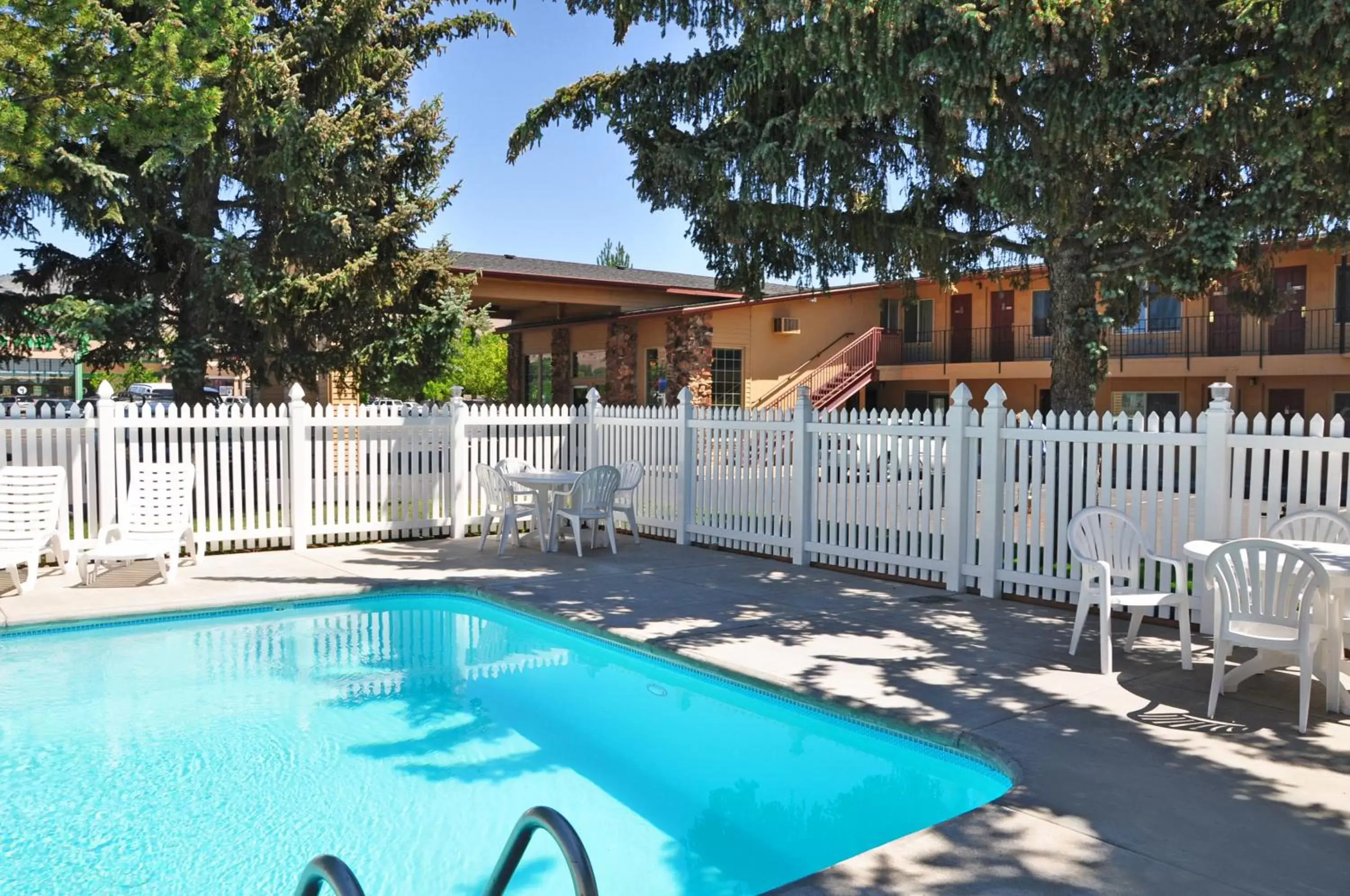 Summer, Swimming Pool in Cimarron Inn Klamath Falls