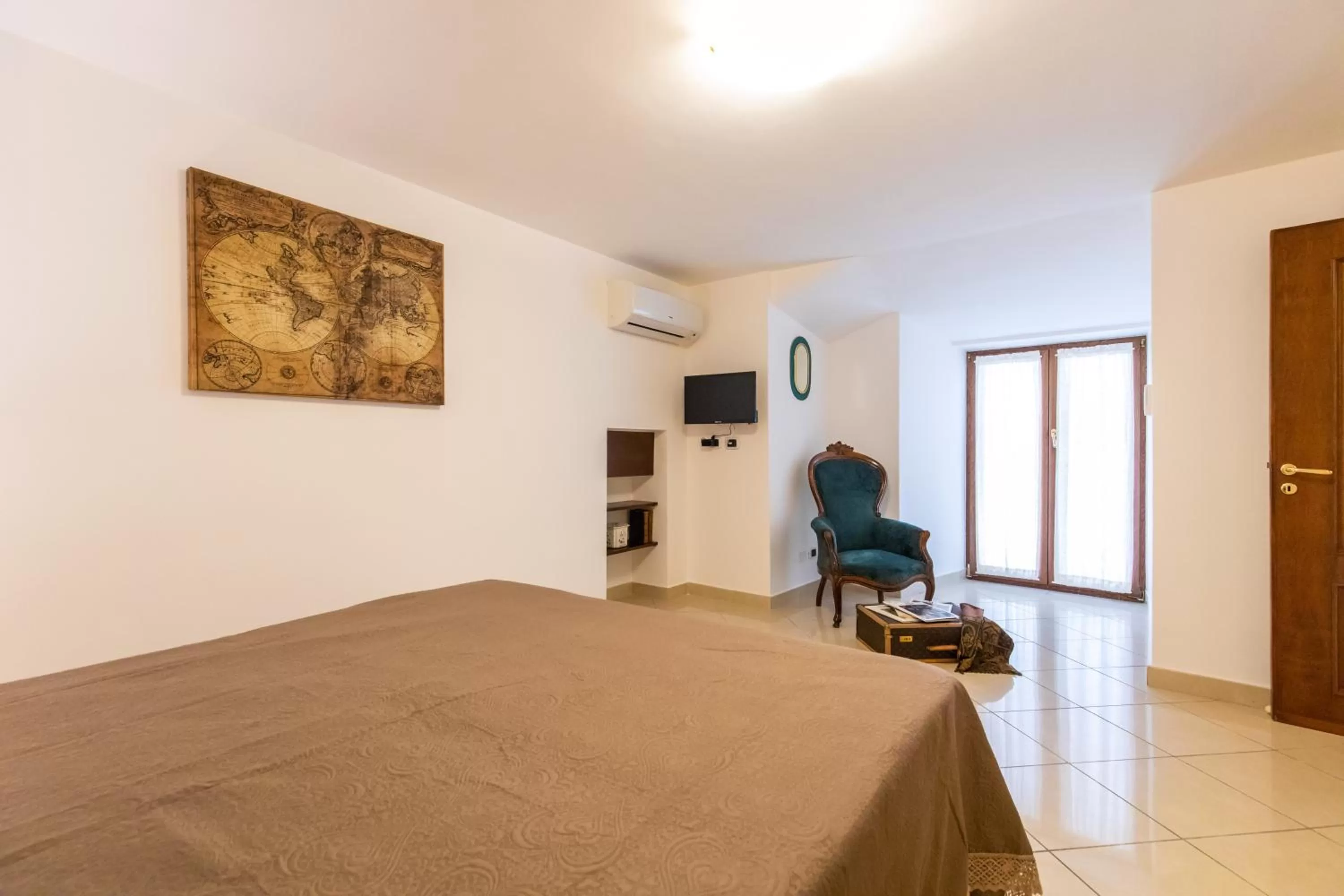 Photo of the whole room in Medina Central