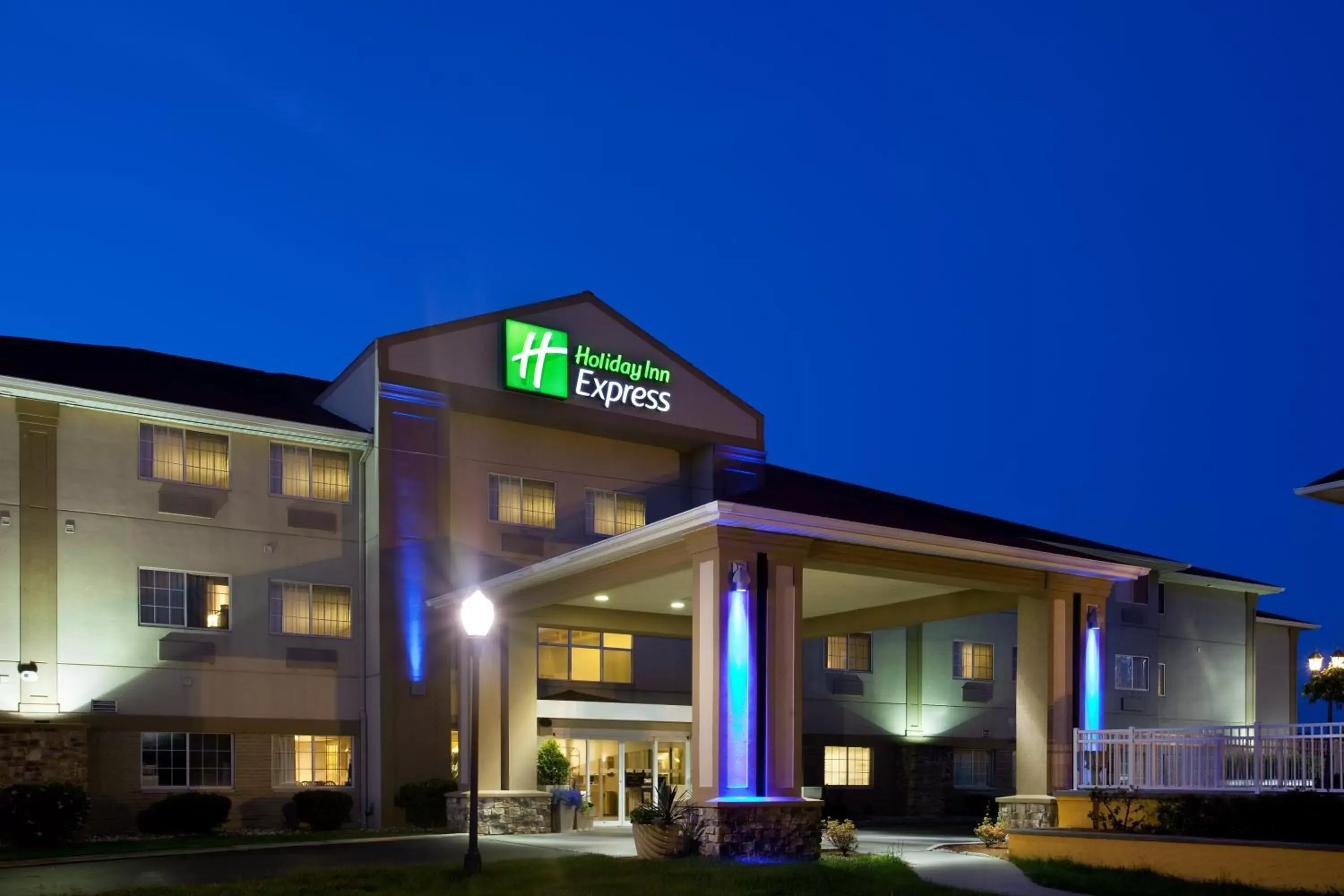 Property Building in Holiday Inn Express Hotel & Suites-Saint Joseph, an IHG Hotel