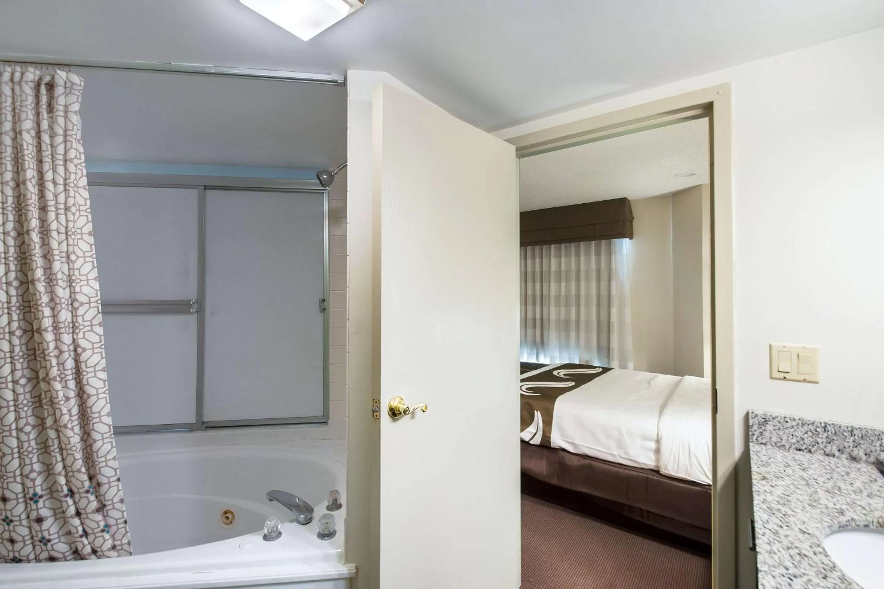 Bathroom, Bed in Quality Inn Grasonville near Kent Island