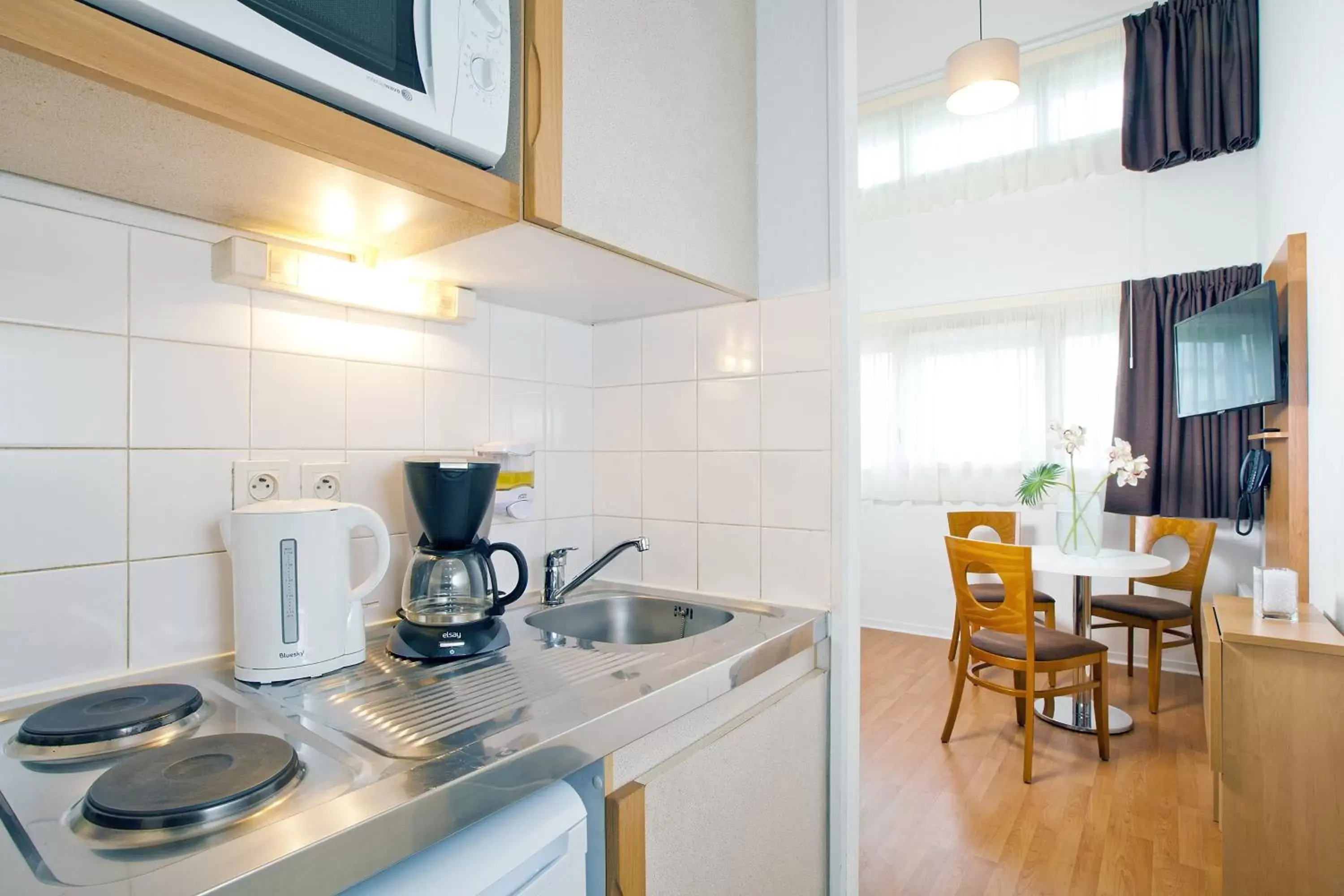 Kitchen or kitchenette, Kitchen/Kitchenette in Séjours & Affaires Nantes Ducs De Bretagne