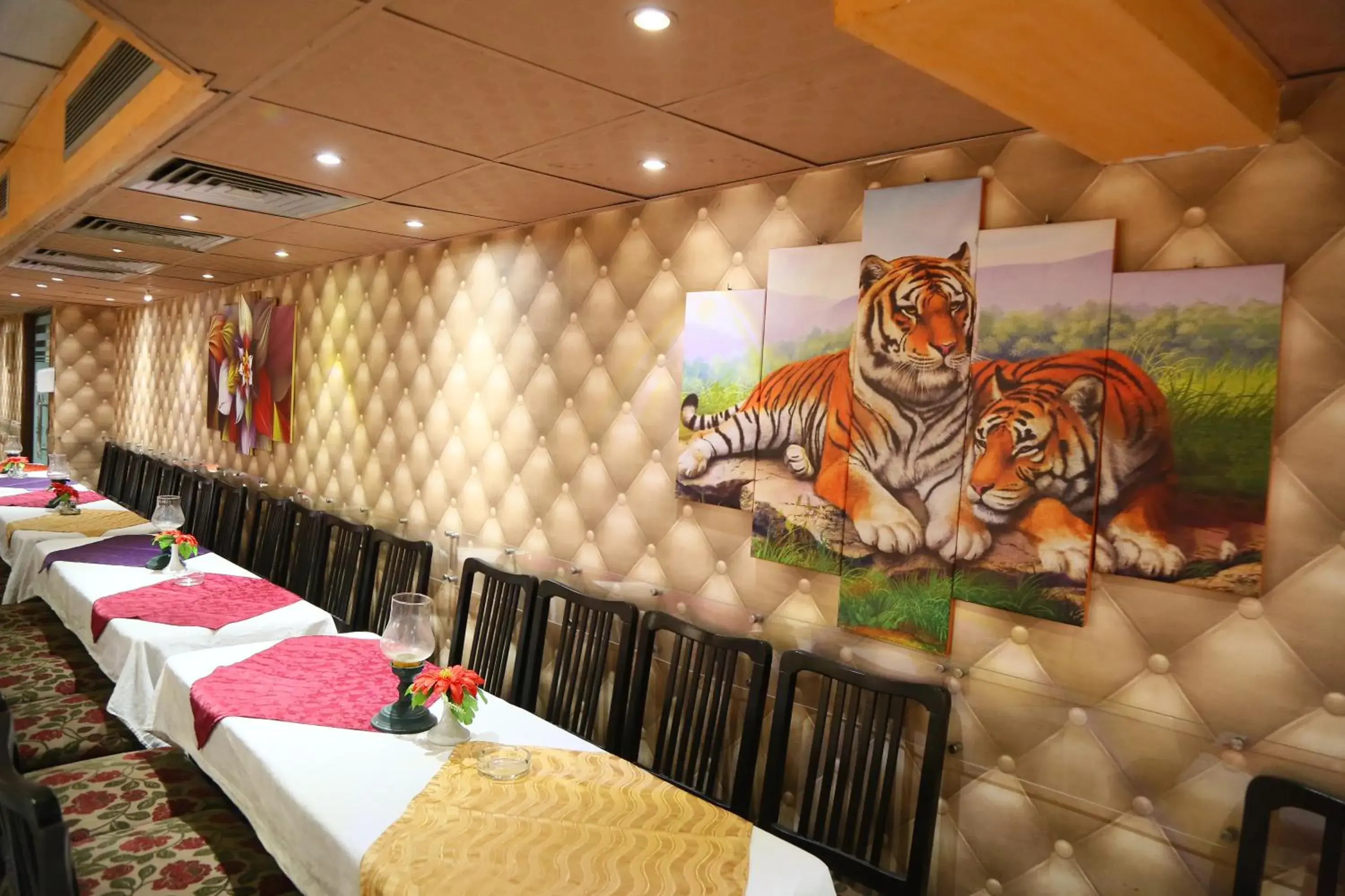 Restaurant/Places to Eat in Happy City Hotel