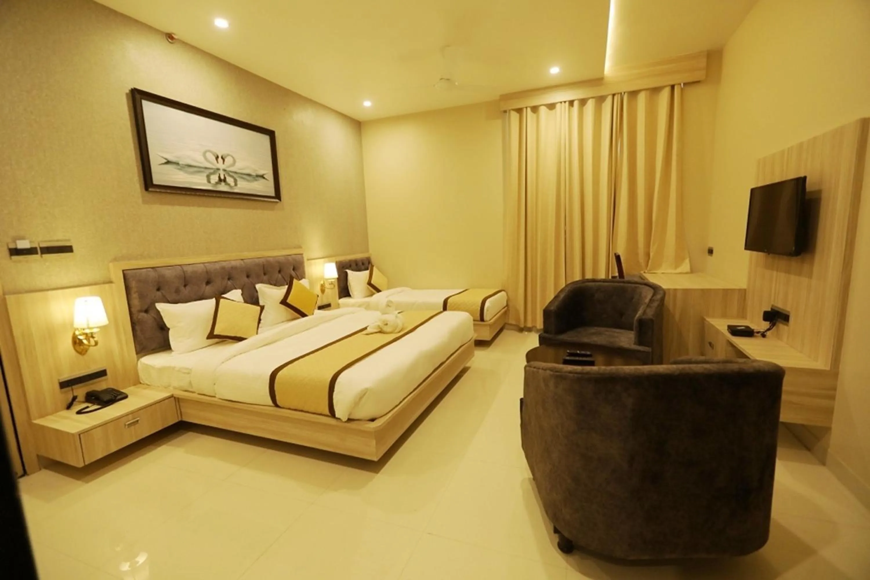 Bedroom, Seating Area in Pine Regency