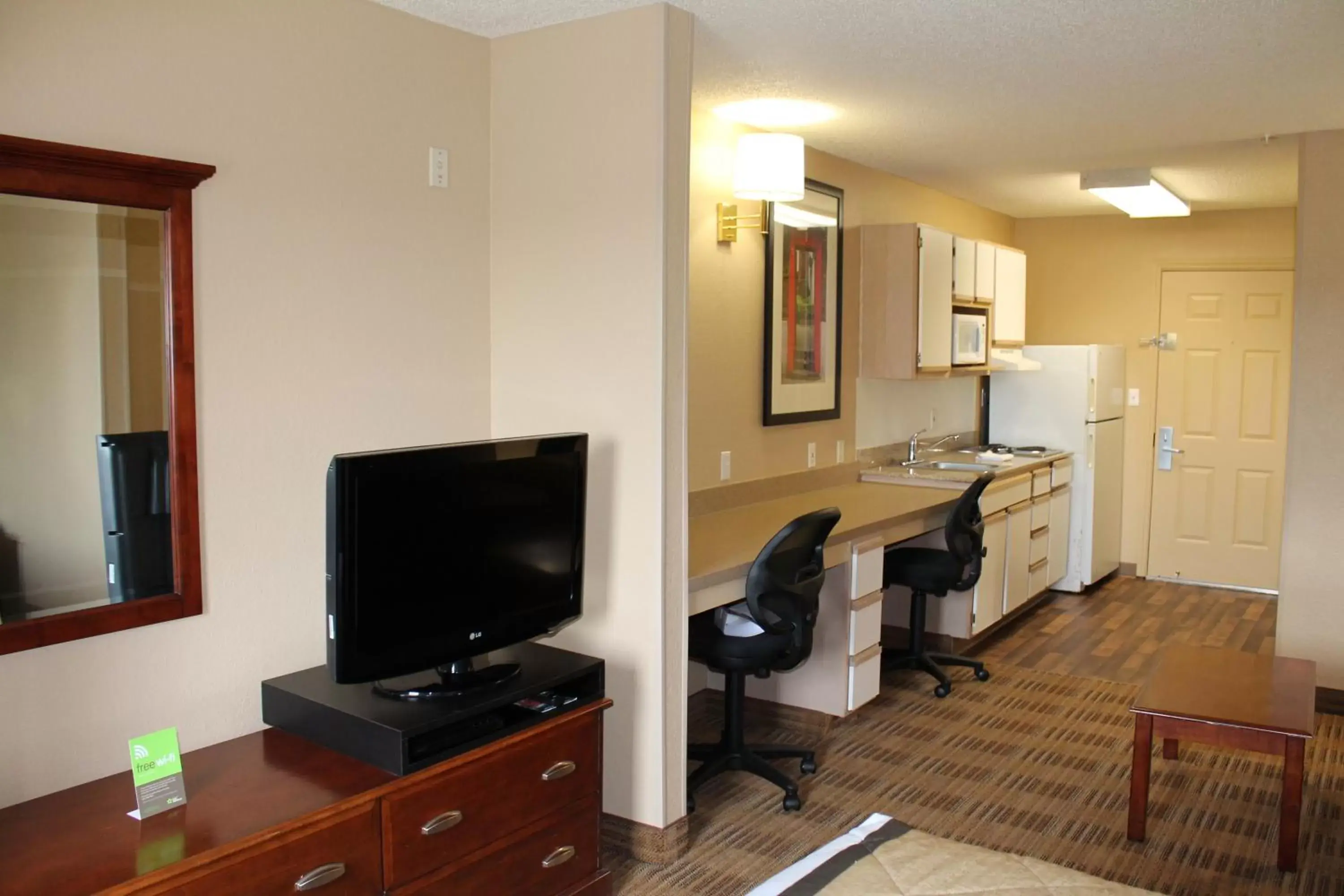 Kitchen or kitchenette, TV/Entertainment Center in Extended Stay America Suites - Houston - Katy Freeway - Energy Corridor