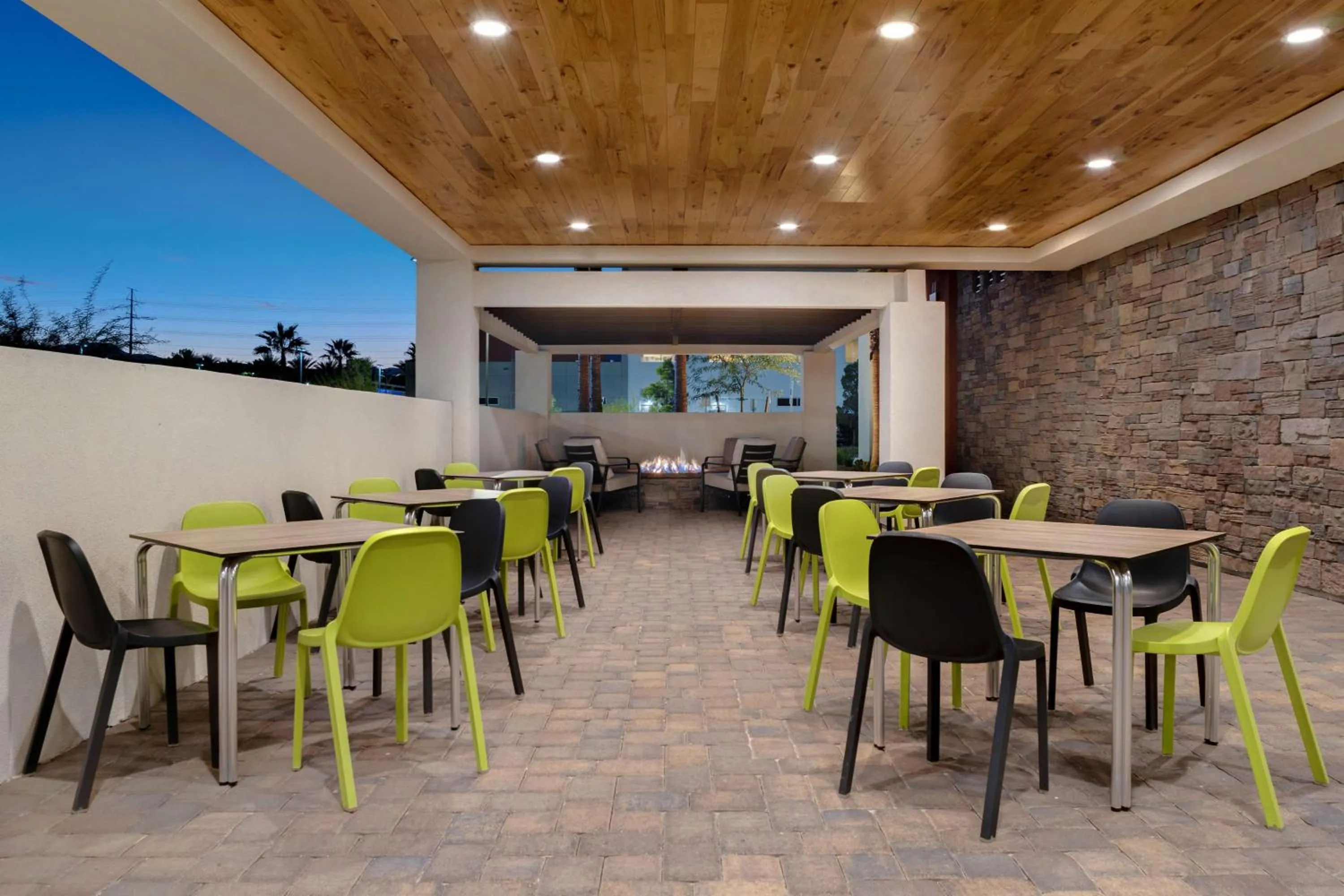 Dining area in Home2 Suites By Hilton Las Vegas Southwest I-215 Curve