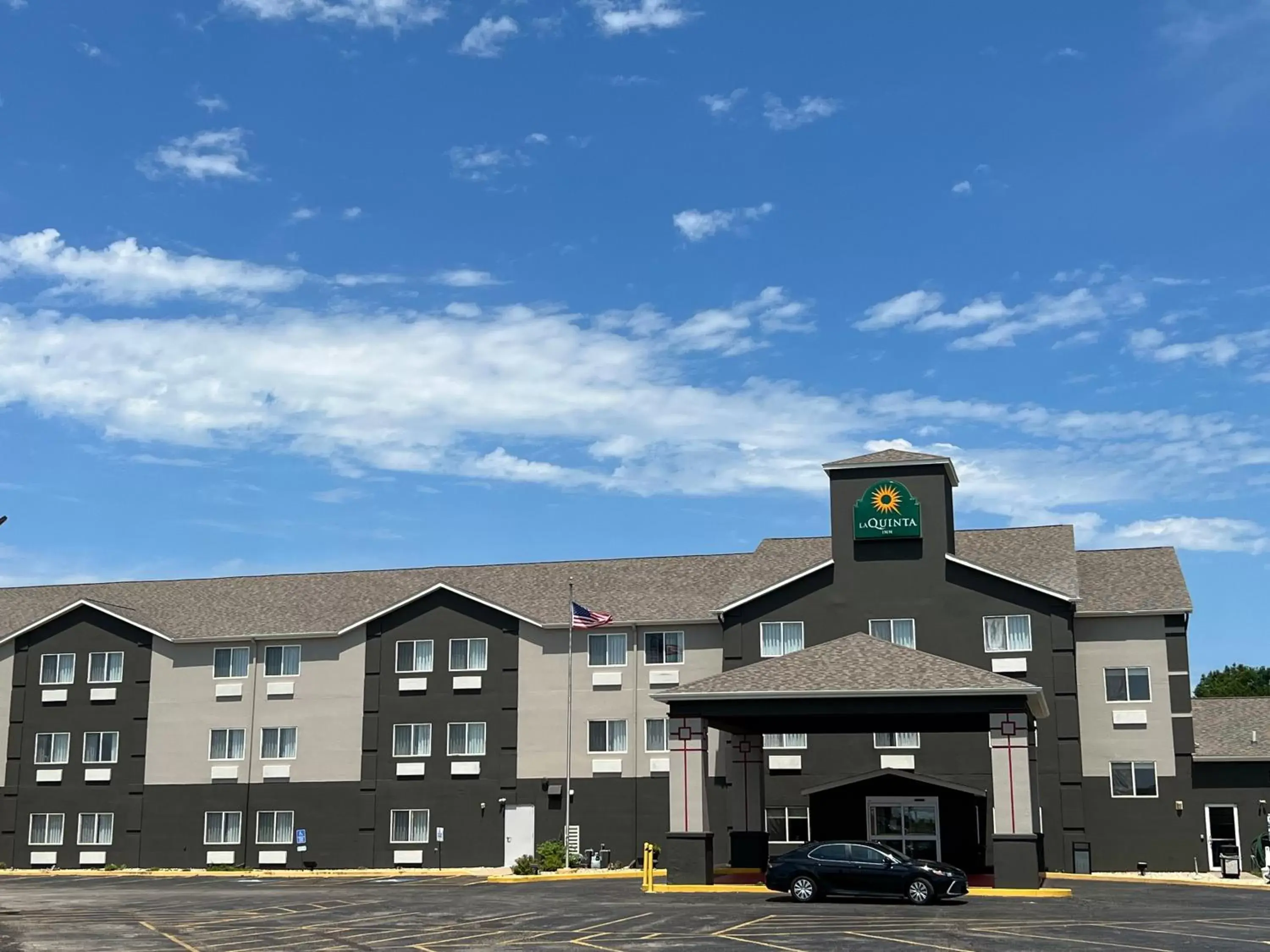 Property Building in La Quinta Inn by Wyndham Peru Starved Rock State Park