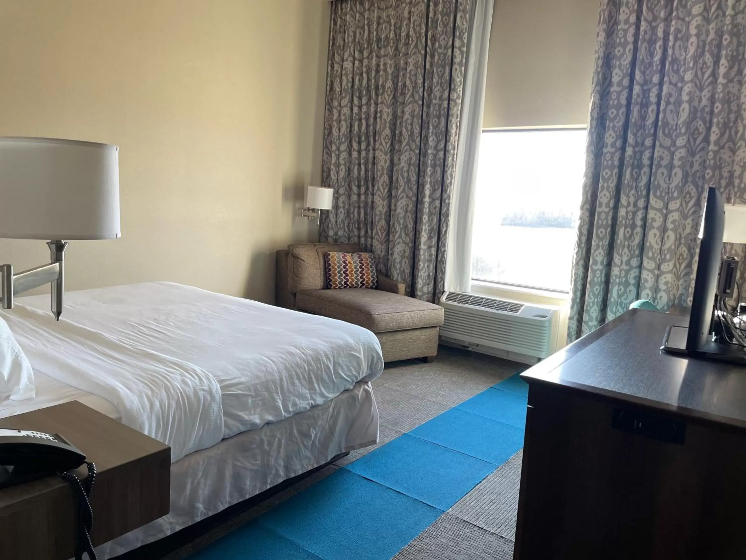 Bed in Pratt Inn and Suites